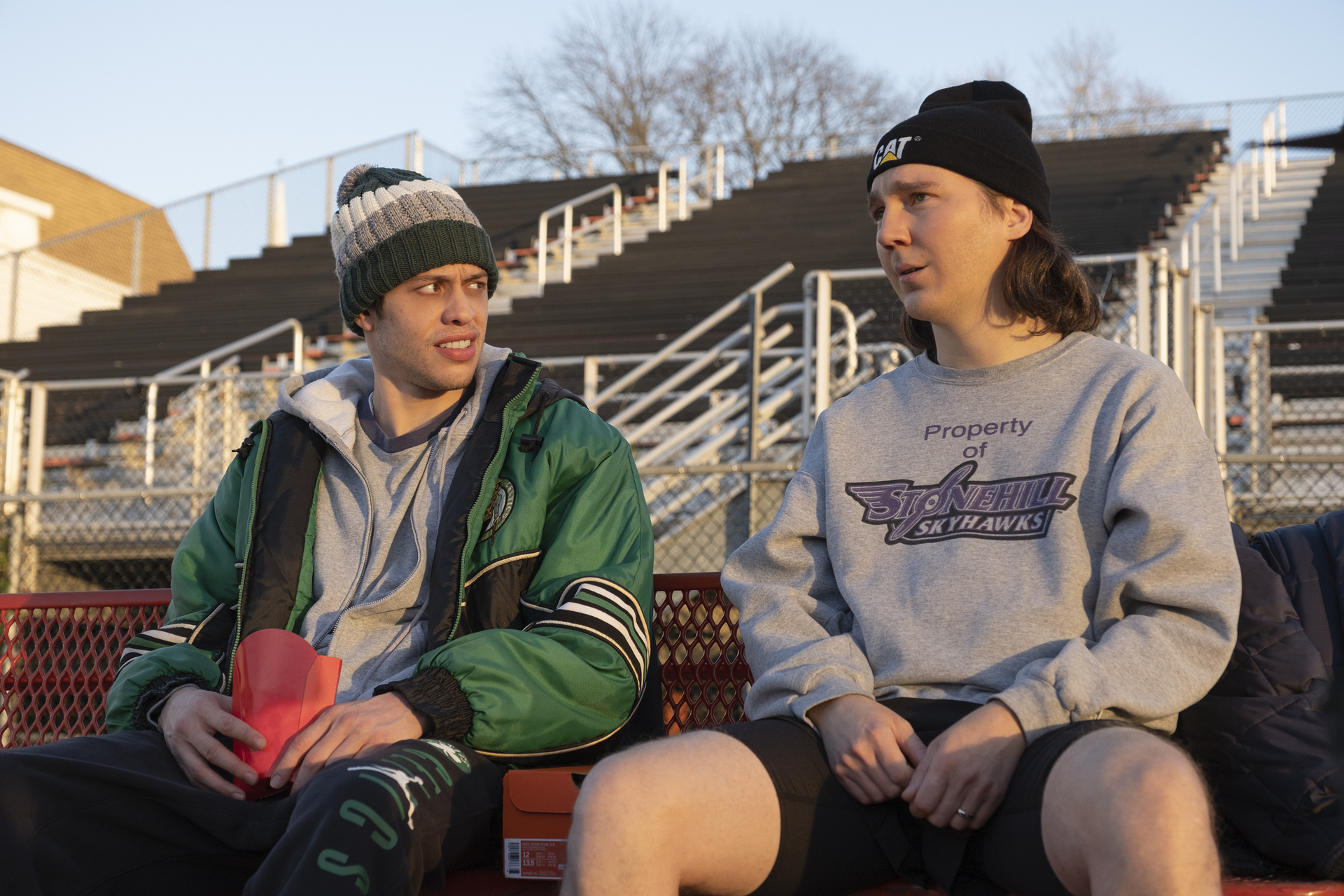 Pete Davidson, izquierda, y Paul Dano en una escena de 'Dumb Money' en una imagen proporcionada por Sony Pictures. (Claire Folger/Sony Pictures vía AP)


