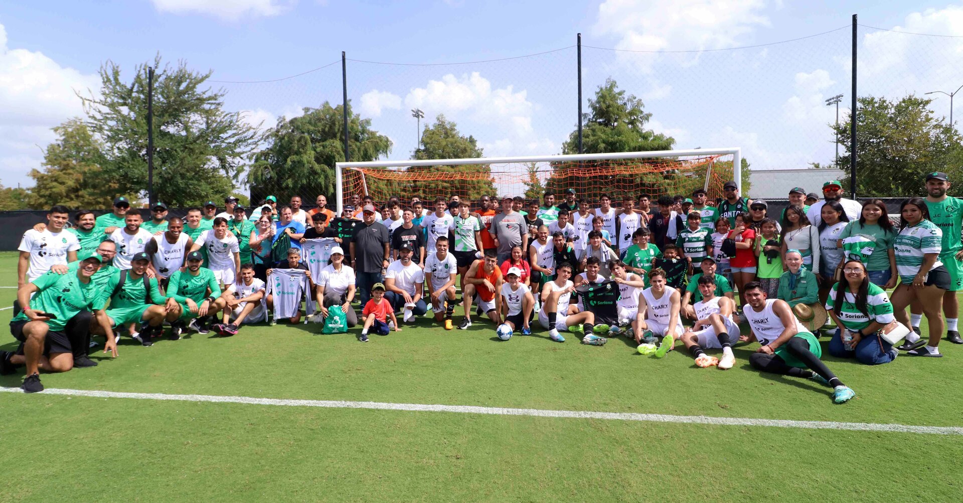 Santos Laguna convive con niños, jóvenes y adultos de comunidades vulnerables en Houston Sports Park