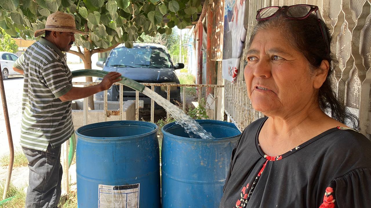 Doña Gabina preparó sus dos tanques de 20 mil litros de agua, que adquirió previamente. (Foto: GUADALUPE MIRANDA / EL SIGLO DE TORREÓN)