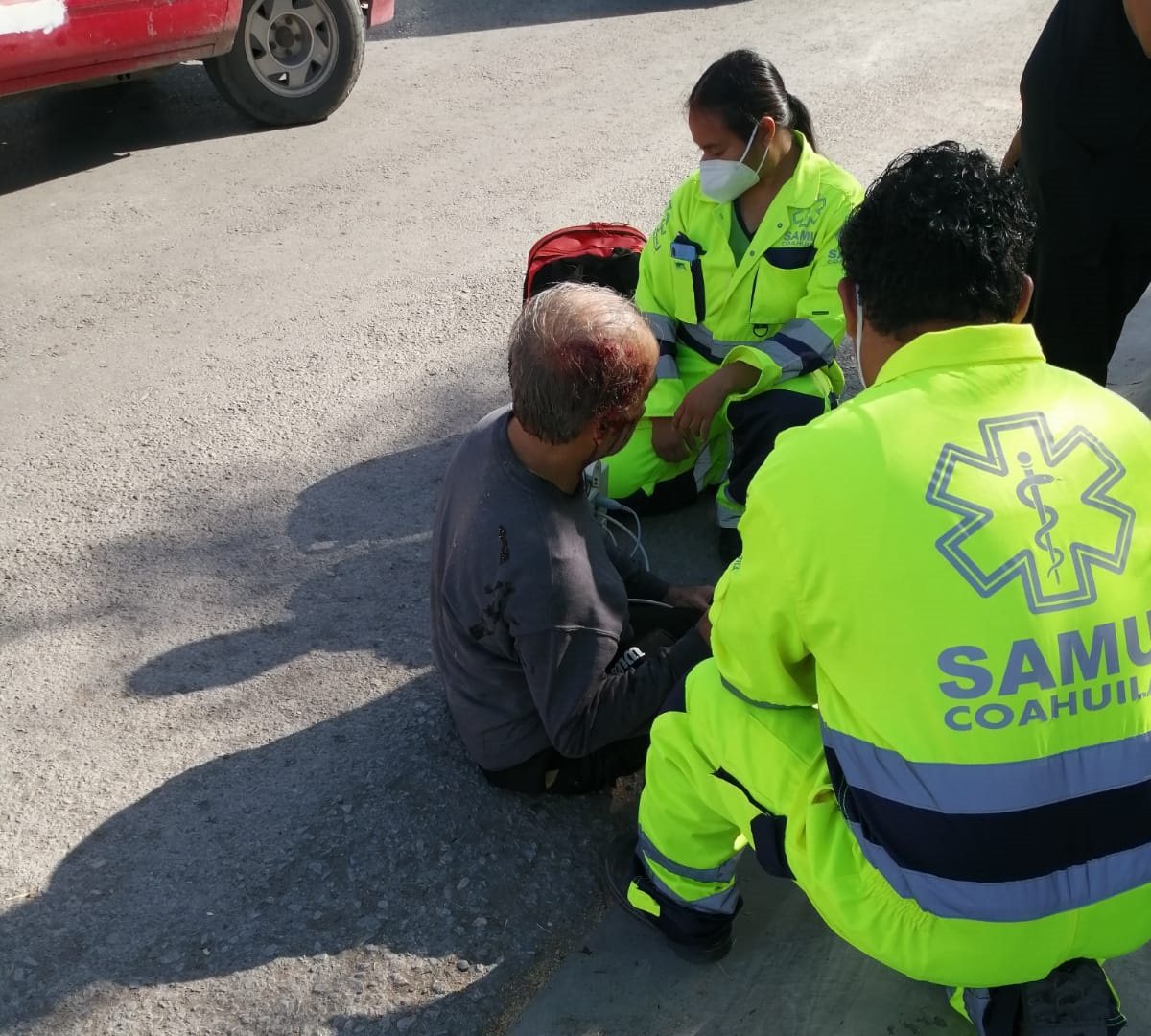 Paramédicos del SAMU brindaron atención médica a Luis Alberto de 56 años. (EL SIGLO DE TORREÓN)