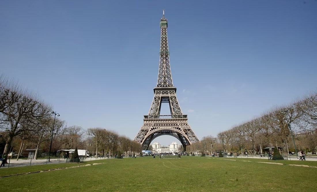 El Campo de Marte es una larga explanada arbolada que queda a uno de los lados de la torre Eiffel. (EFE)