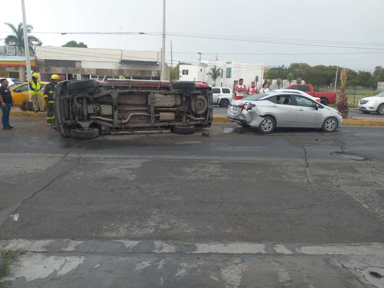 En el accidente vial se vieron involucrados una camioneta Chevrolet Colorado y un vehículo marca Nissan, tipo Versa. (EL SIGLO DE TORREÓN)