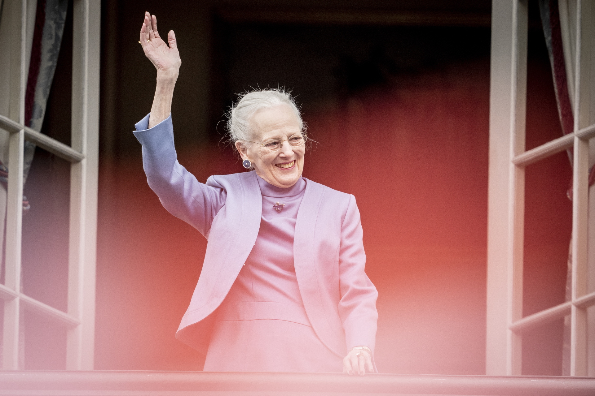 a reina Margarita II de Dinamarca saluda a los ciudadanos desde un balcón durante las celebraciones por su 83 cumpleaños en el Castillo de Amalienborg en Copenhague (Dinamarca) este domingo. EFE/ Mads Claus Rasmussen