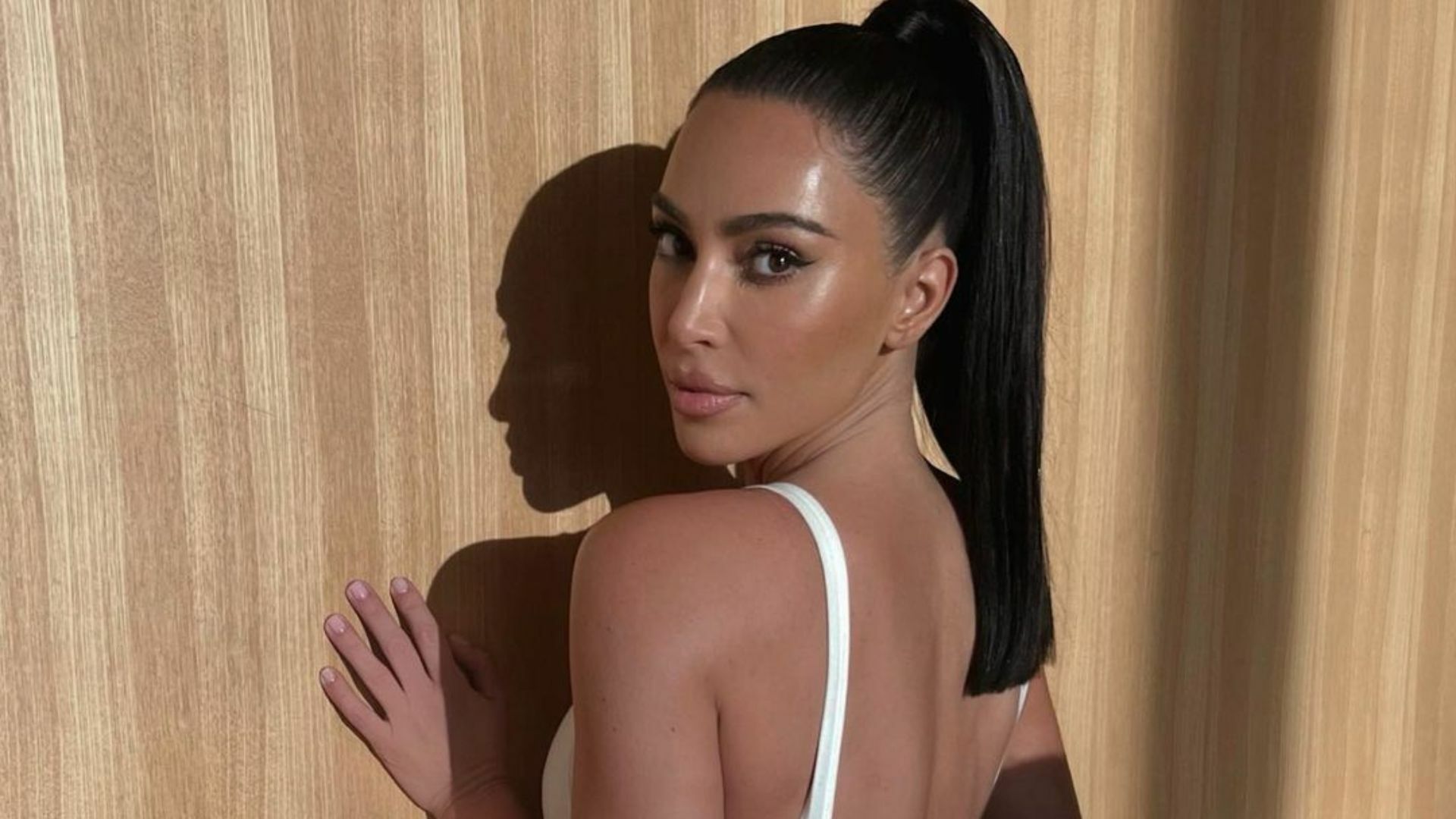 Kim Kardashian comparte una idea de 'outfit' para asistir a un partido de futbol
