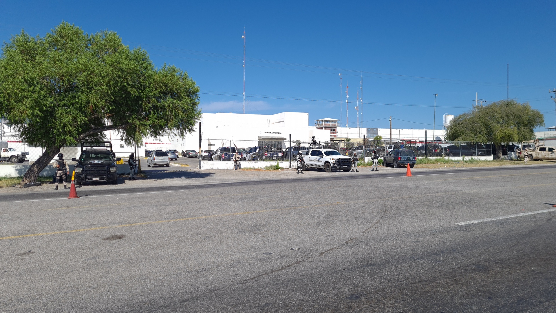 Bajó un fuerte dispositivo de seguridad se encuentran las instalaciones del centro penitenciario y del Centro de Justicia. (Foto: RENÉ ARELLANO / EL SIGLO COAHUILA)