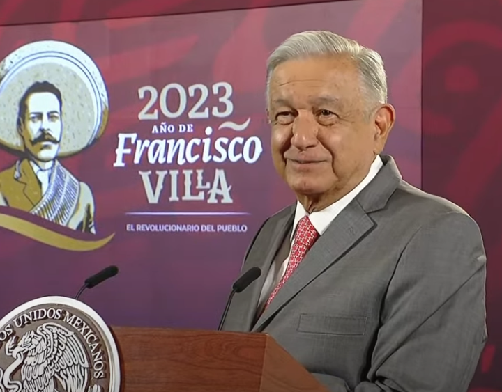 López Obrador afirmó que aun así hay quienes lo cuestionan, preguntando por la violencia o temas como los libros de texto.