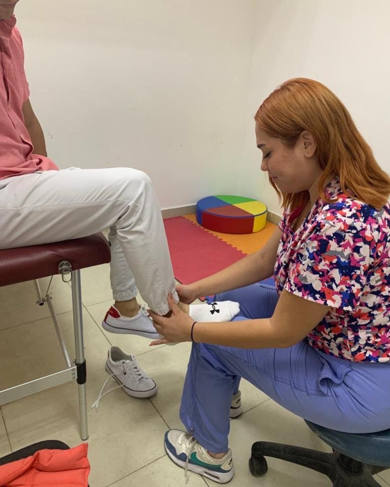 En el área de Fisioterapia se realiza la valoración músculo esquelética y se da atención personalizada, con costo de recuperación.