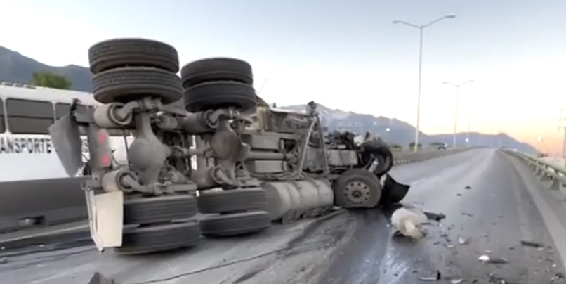 Dormita conductor de tráiler al volante y vuelca al sur de Saltillo