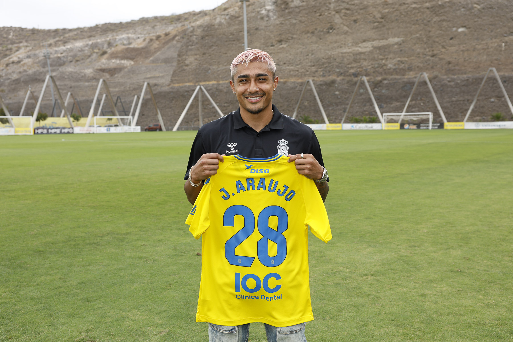 Hace Julián Araujo su debut con el UD Las Palmas en partido amistoso