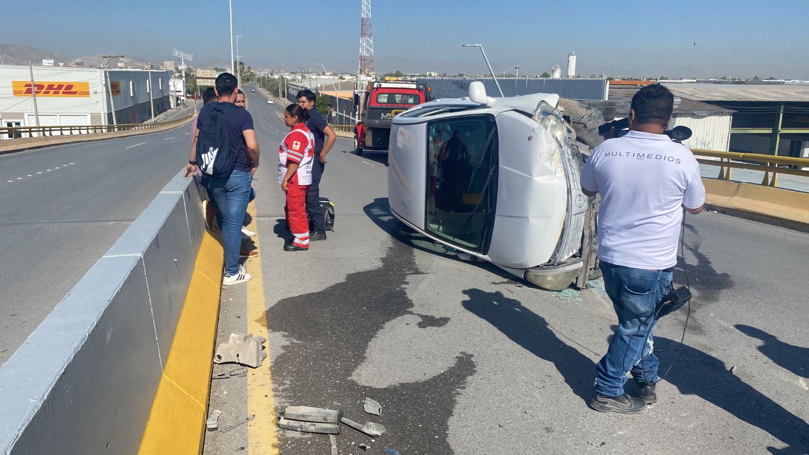 Auto termina volcado en puente vehicular de la avenida Juárez y ...