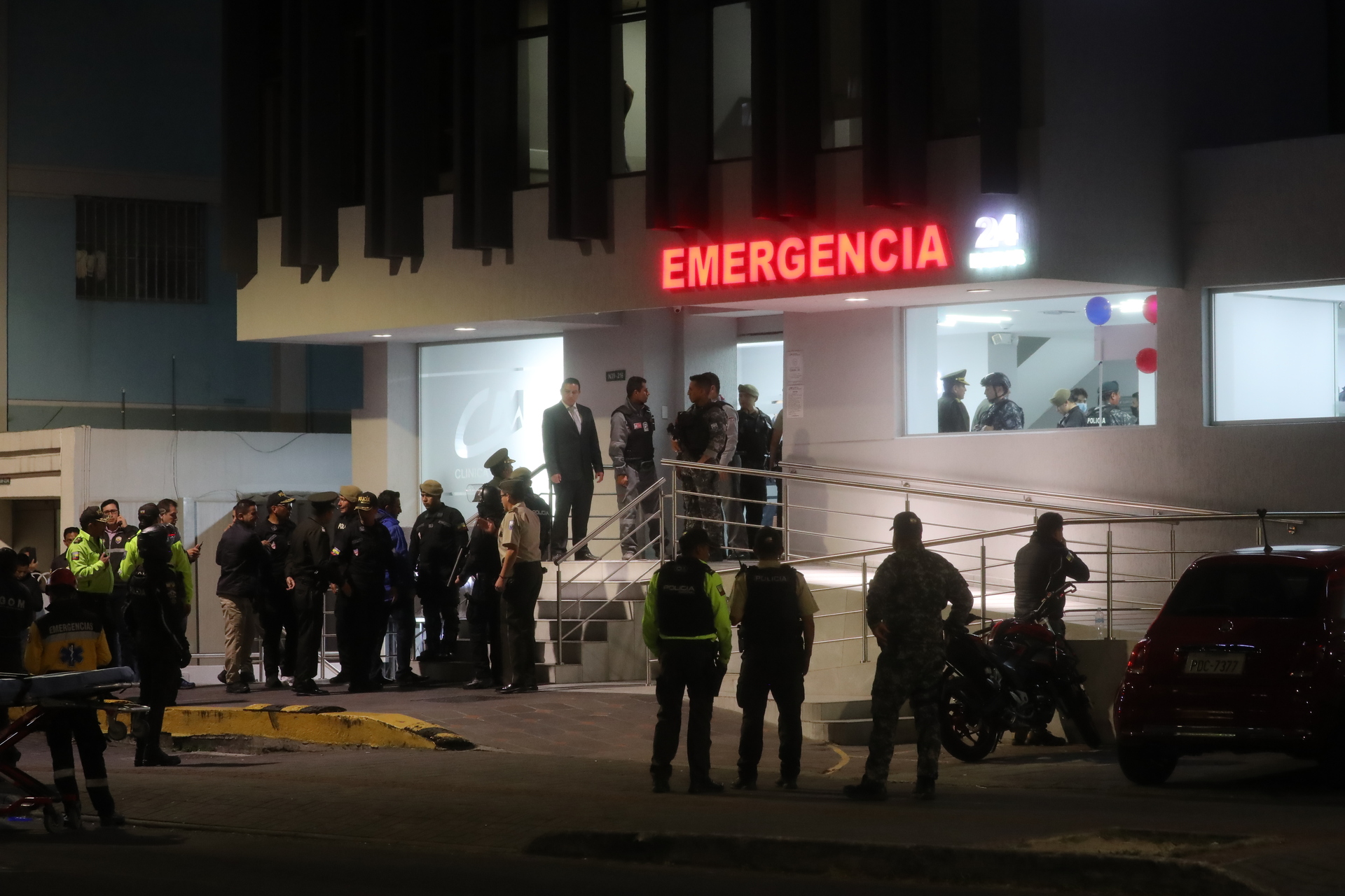 La Fiscalía junto a la Policía levanta indicios en el lugar de crimen. (ARCHIVO)