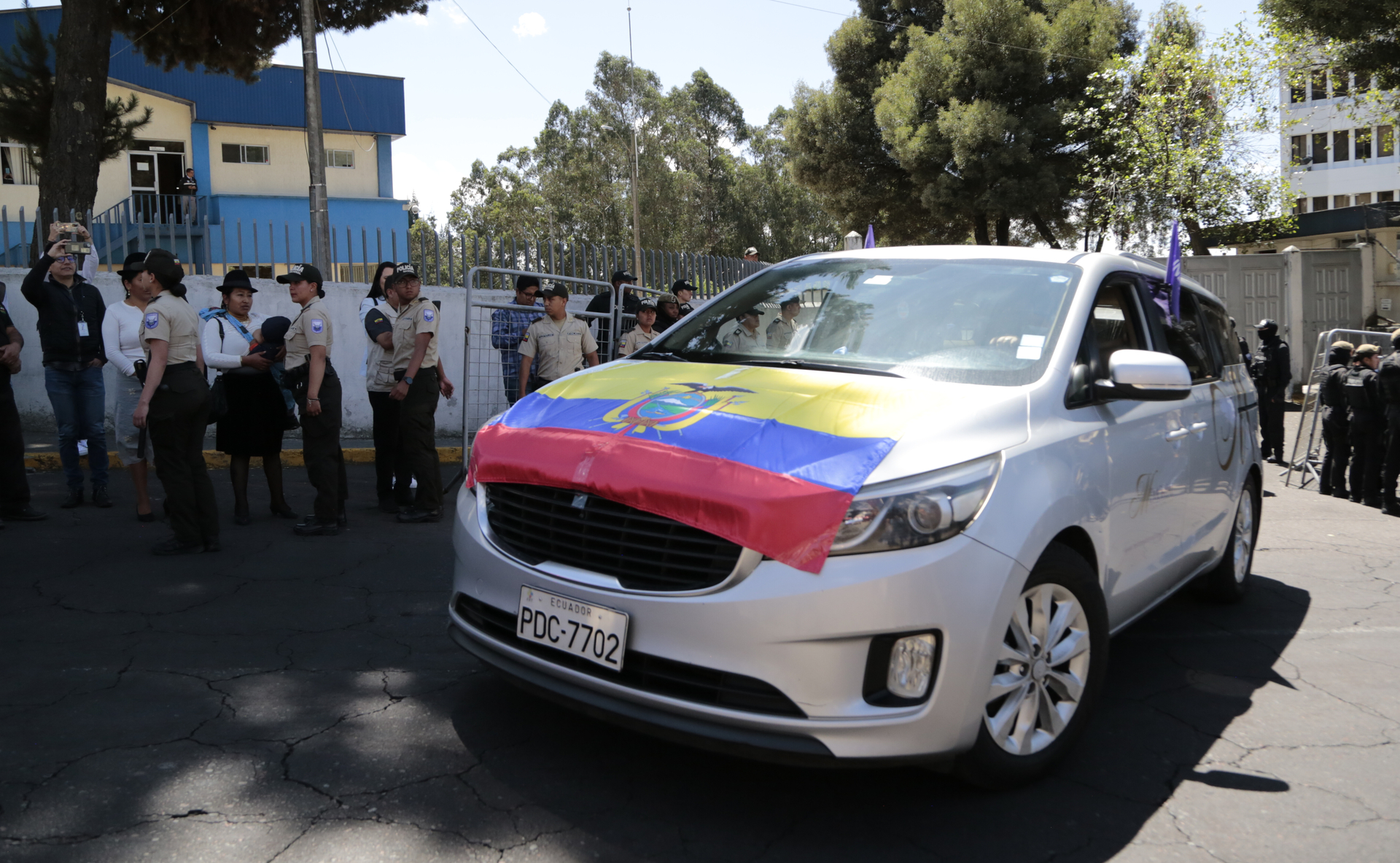 Los restos mortales de Villavicencio salieron en un vehículo fúnebre cerca del mediodía. (EFE)