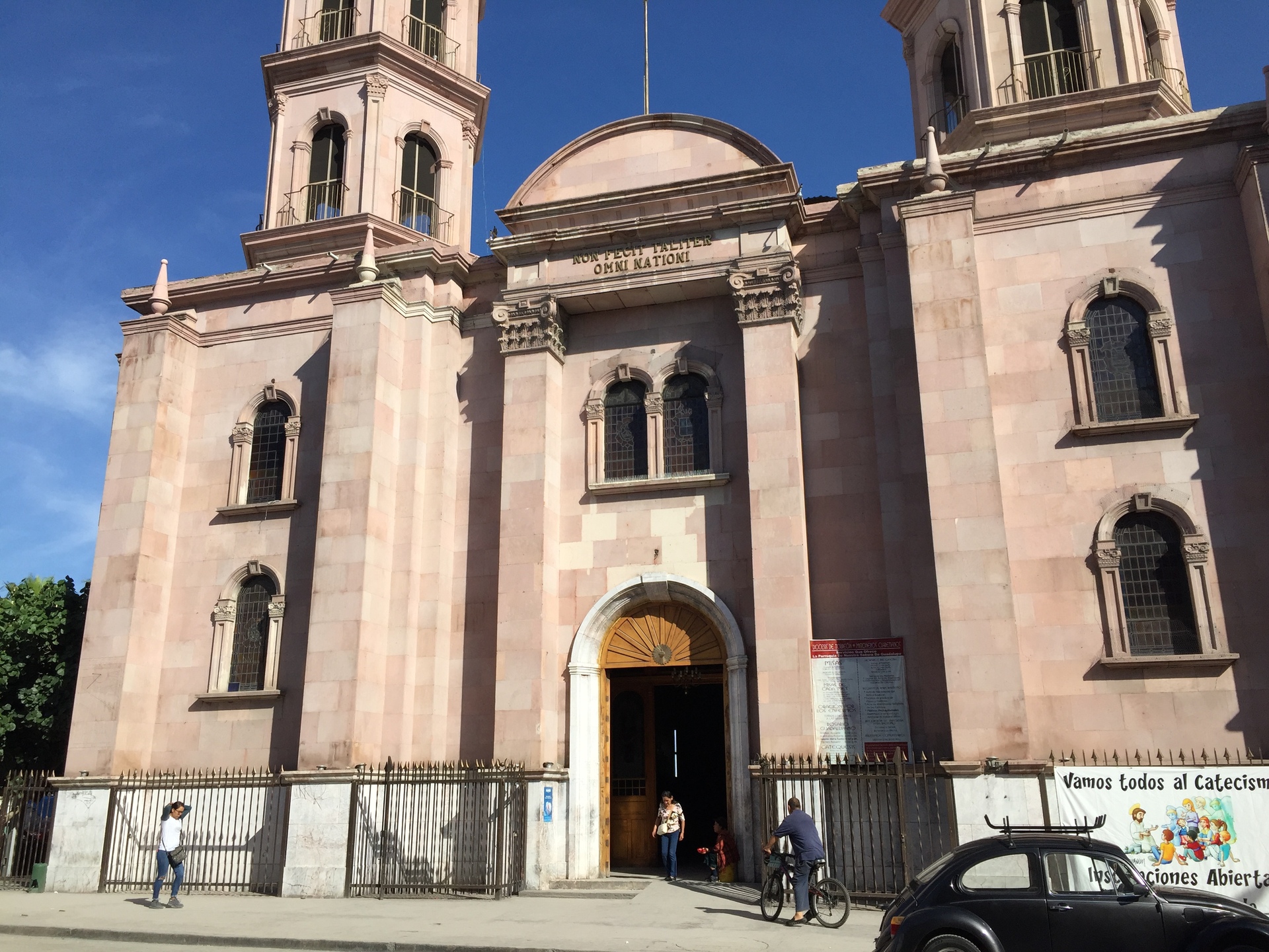 La salida será a las 19:00 horas a las afueras de la parroquia, ubicada sobre la avenida Juárez y Ramos Arizpe. (ARCHIVO)