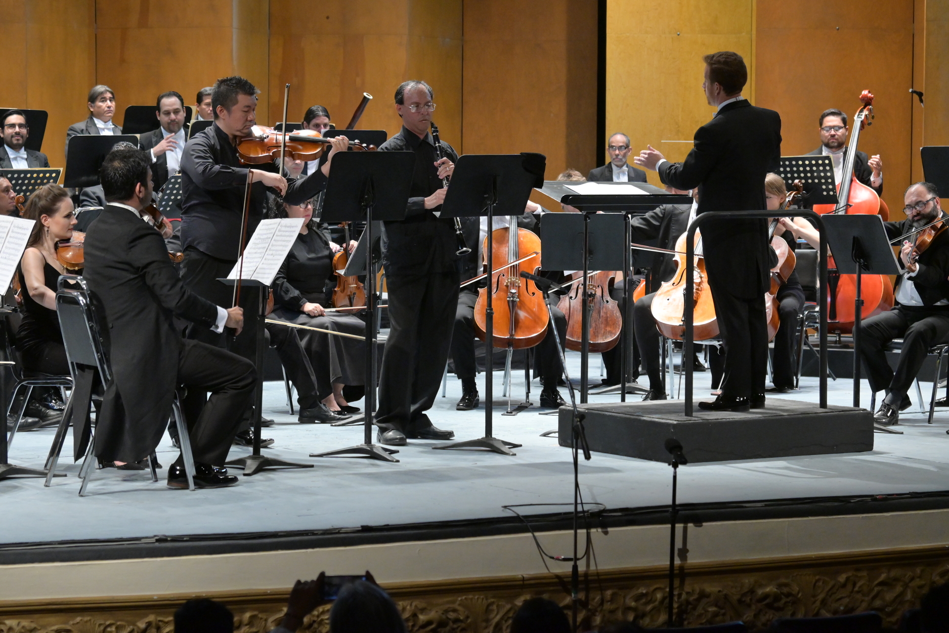 El violinista Su Meng Wei y el clarinetista Fernando Guijarro tuvieron la oportunidad de dialogar sonoramente. (RAMÓN SOTOMAYOR)