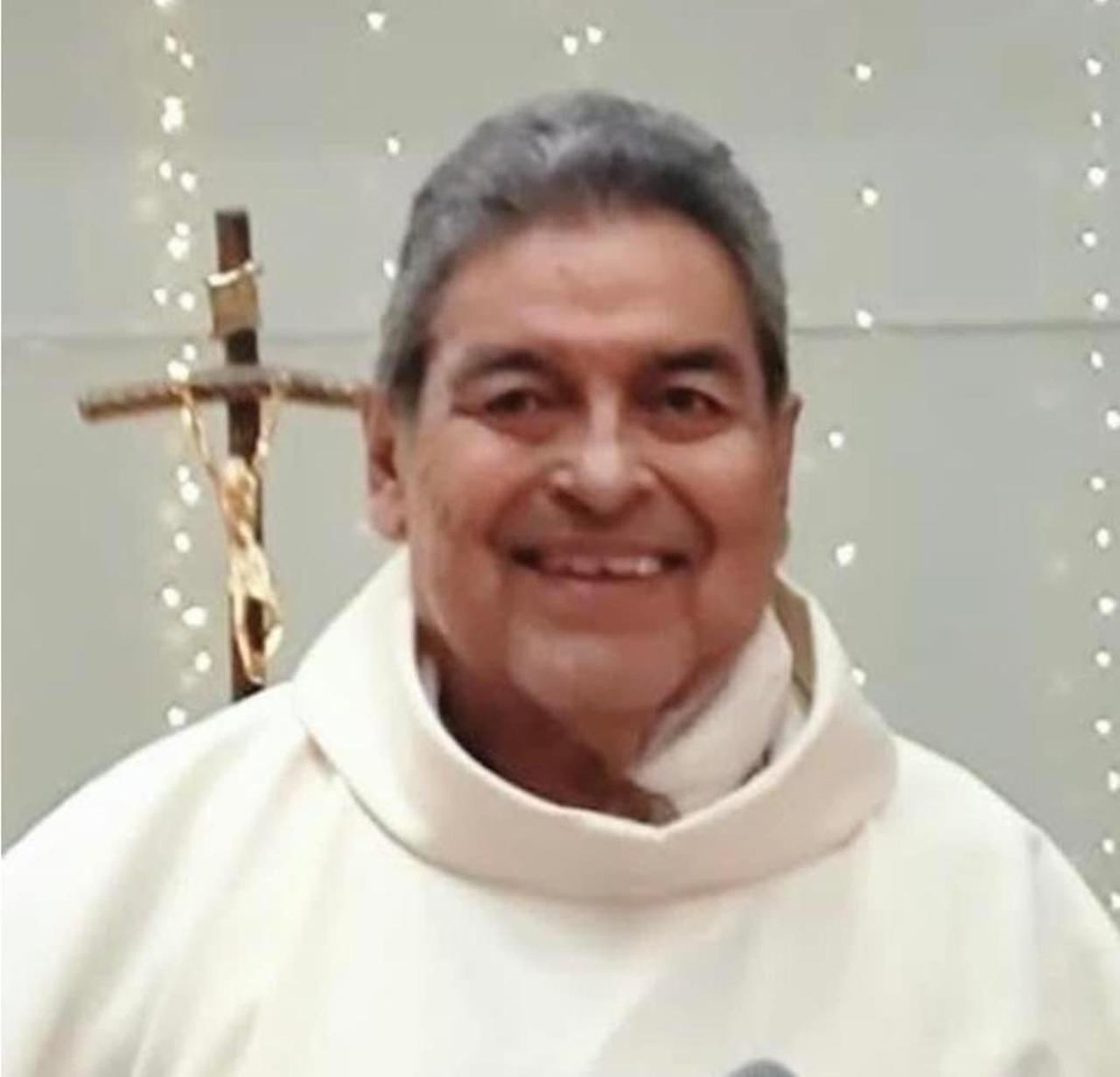 El padre Gerardo Zatarain se recupera en su casa en la parroquia de San Agustín. (CORTESÍA)