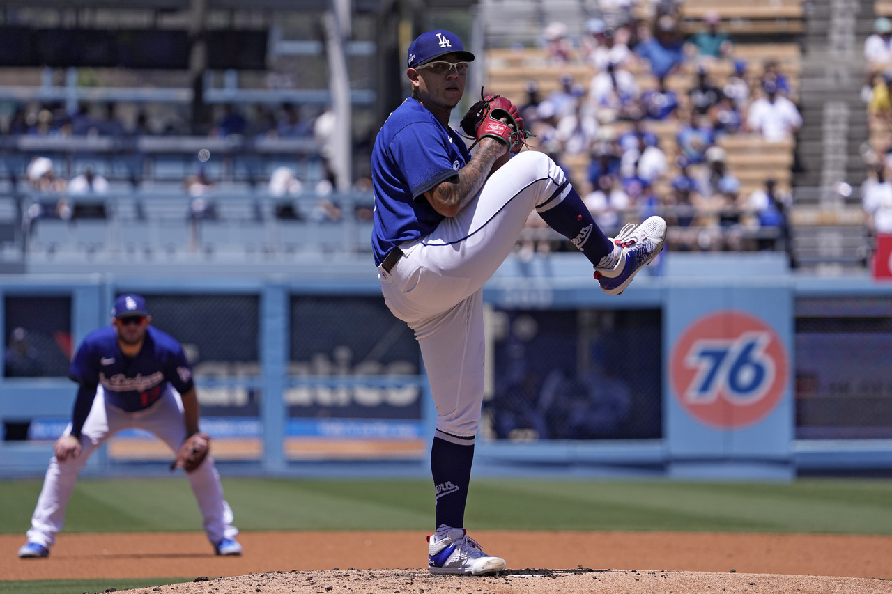 Julio Urías permitió tres carreras limpias en siete entradas de trabajo, en el triunfo de Dodgers 8-3 sobre Rockies de Colorado.