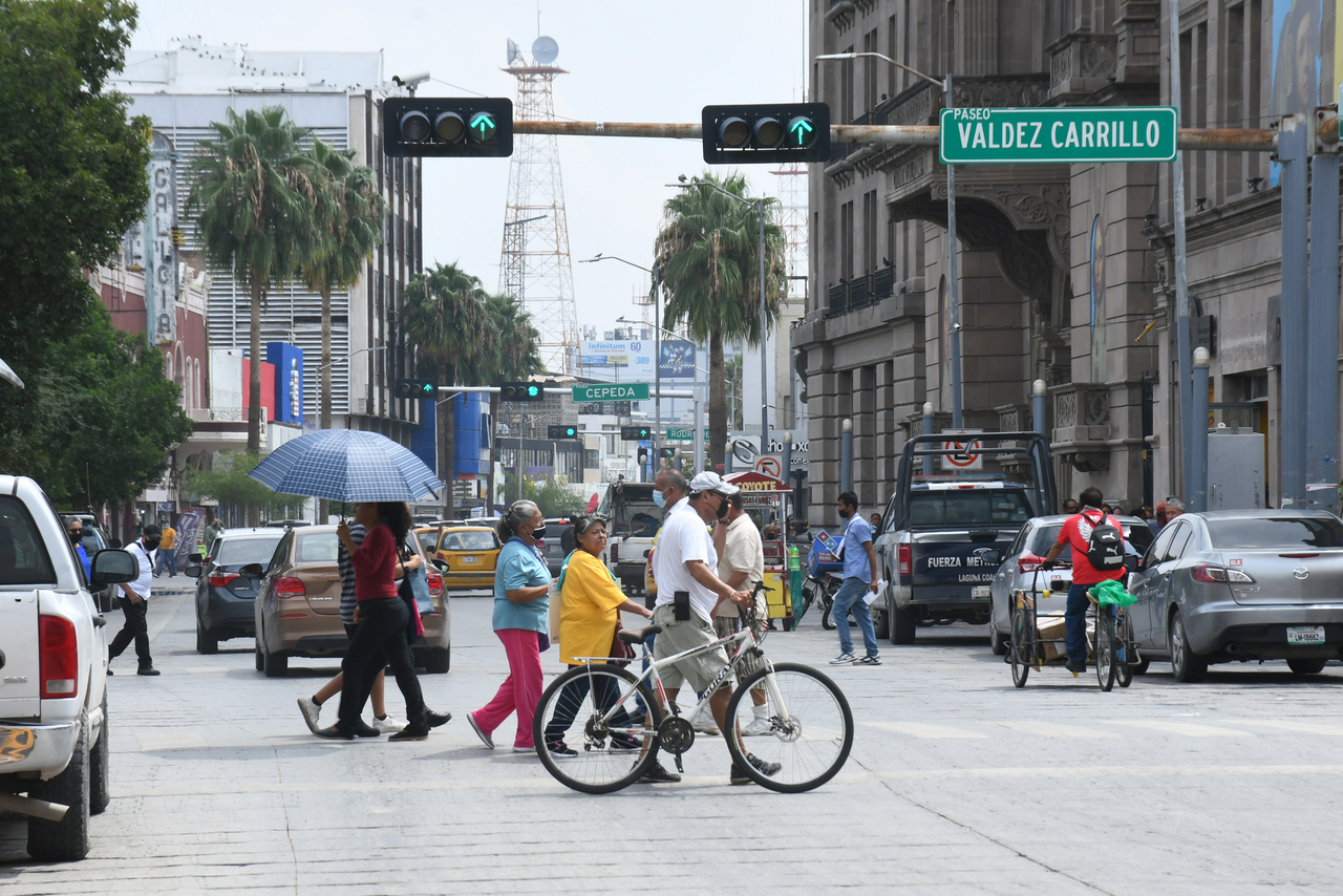 Un peatón es aquella persona que transita a pie, en algún vehículo recreativo por la vía pública o zonas privadas con acceso al público. (ARCHIVO)