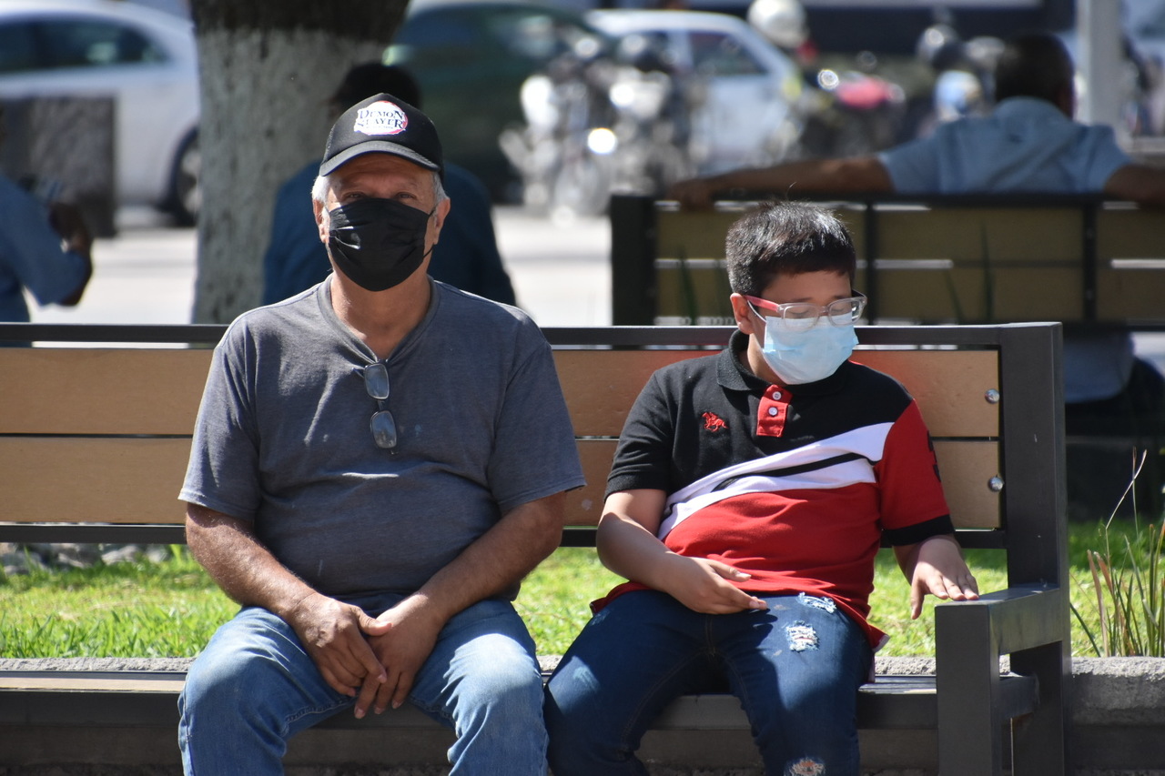 Es importante que las personas que tengan algún síntoma sospechoso de COVID-19 utilicen el cubrebocas y se queden en casa.