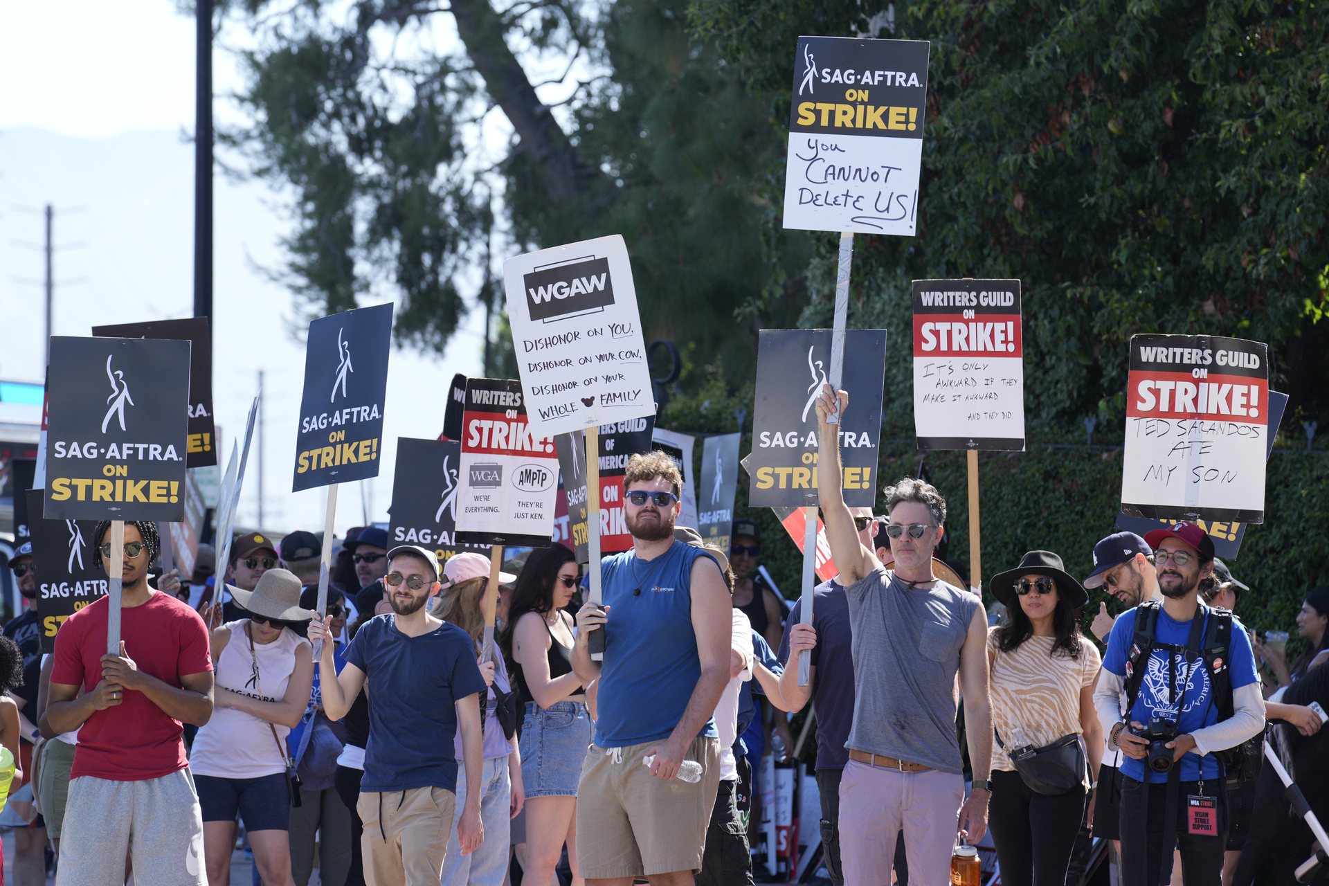 Actores y guionistas protestanfuera de los estudios Disney el 18 de julio de 2023, en Burbank, Calif. Numerosos peluqueros y maquillistas se han quedado sin trabajo por las huelgas en Hollywood. (Foto AP/Chris Pizzello)