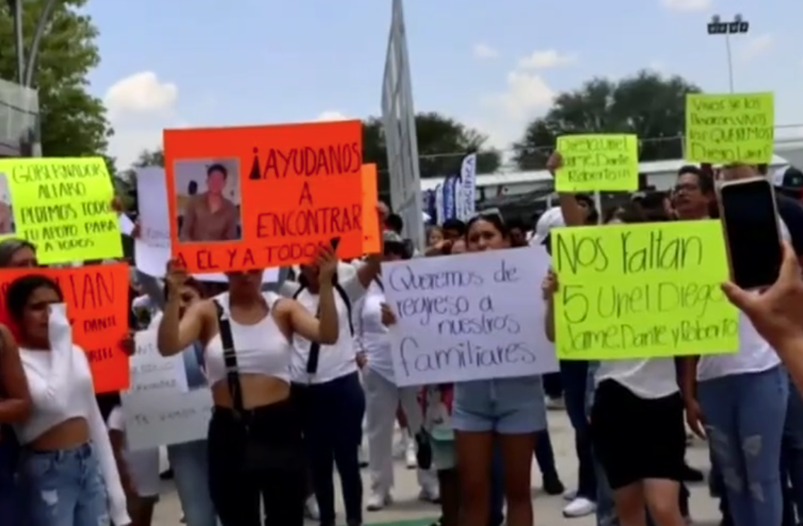 Roberto Olmeda Cuéllar, Diego Lara Santoyo, Uriel Galván, Jaime Miranda y Dante Hernández, jóvenes de entre 19 y 21 años de edad, viajaban juntos en un vehículo cuando presuntamente fueron privados de su libertad en Lagos de Moreno.