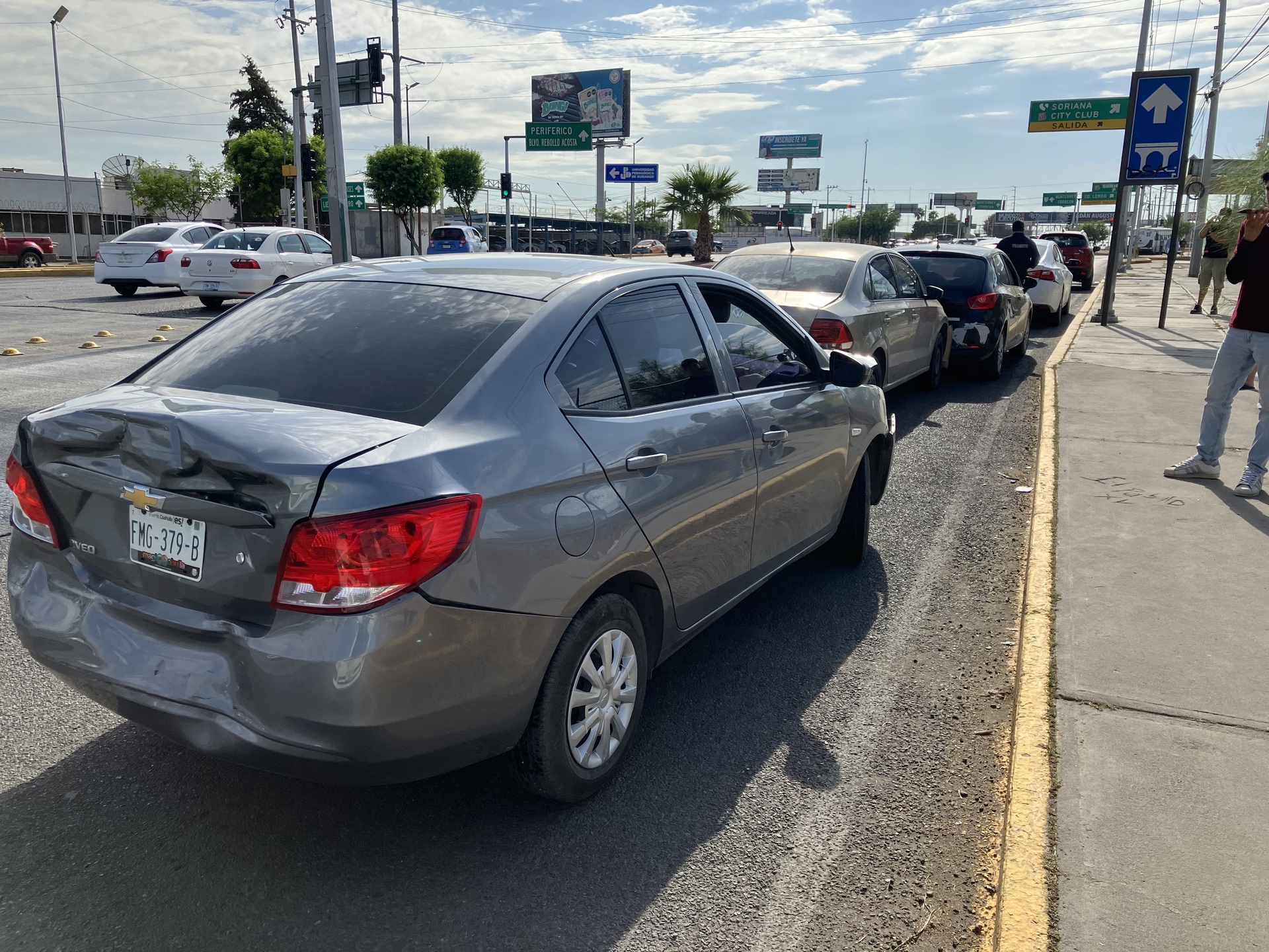 Los vehículos involucrados son un Chevrolet Aveo gris, un Volkswagen Vento arena, un Seat Ibiza negro y un Chevrolet Malibú de color blanco. (EL SIGLO DE TORREÓN)