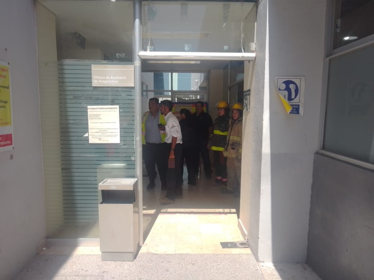 Un hombre de la tercera edad resultó lesionado al caerle la puerta de cristal encima.