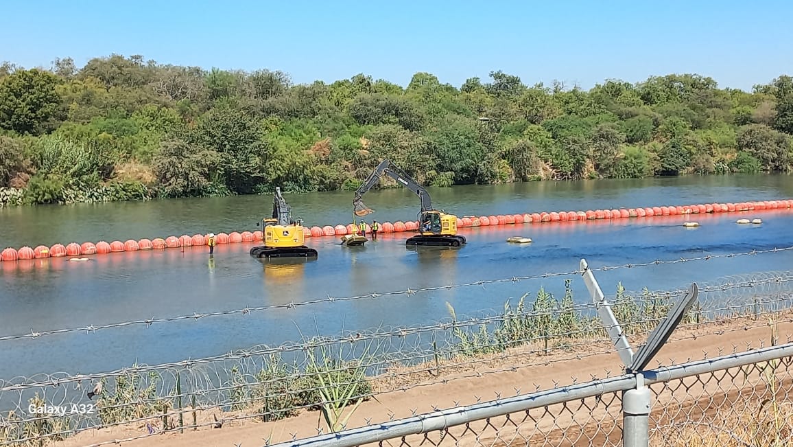 Se trata de dos excavadoras que se encuentran en la zona de las boyas.
