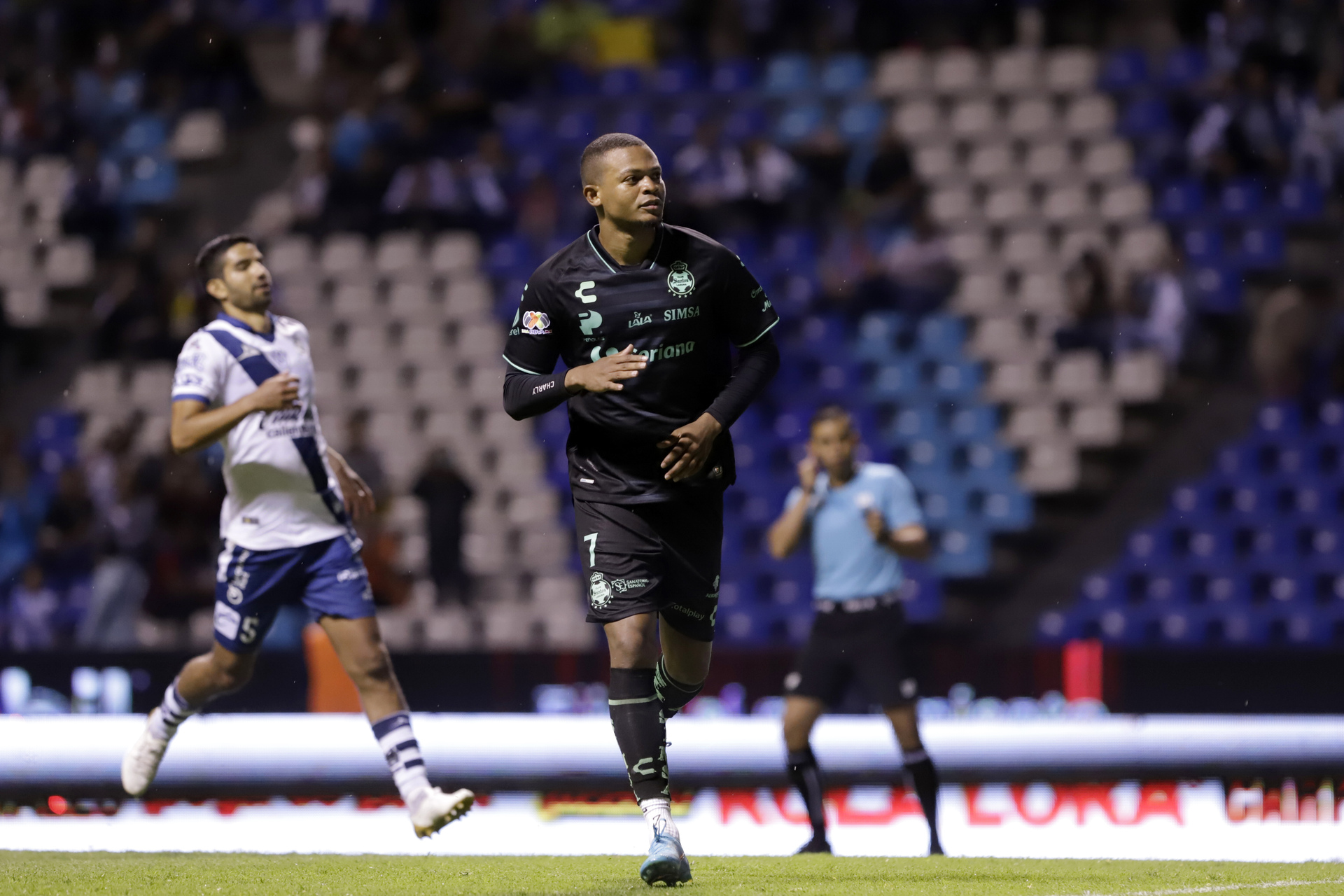 Harold Preciado dice que Santos va por la victoria ante Cruz Azul para subir lugares en la clasificación (EFE)