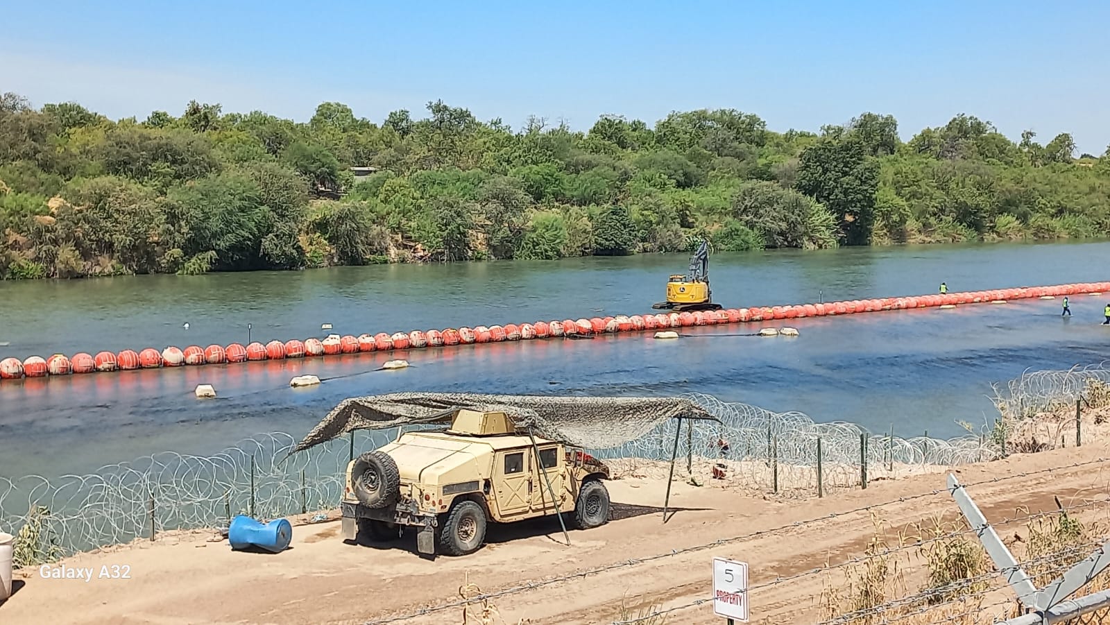 Se están colocando hacia la orilla del río, en Eagle Pass.