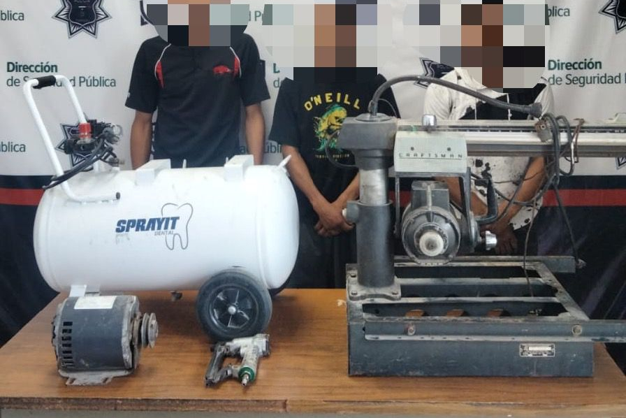 En Torreón Aseguran A Tres Jóvenes Y Un Menor Por El Delito De Robo A En Torreón Aseguran A Tres Jóvenes Y Un Menor Por El Delito De Robo A