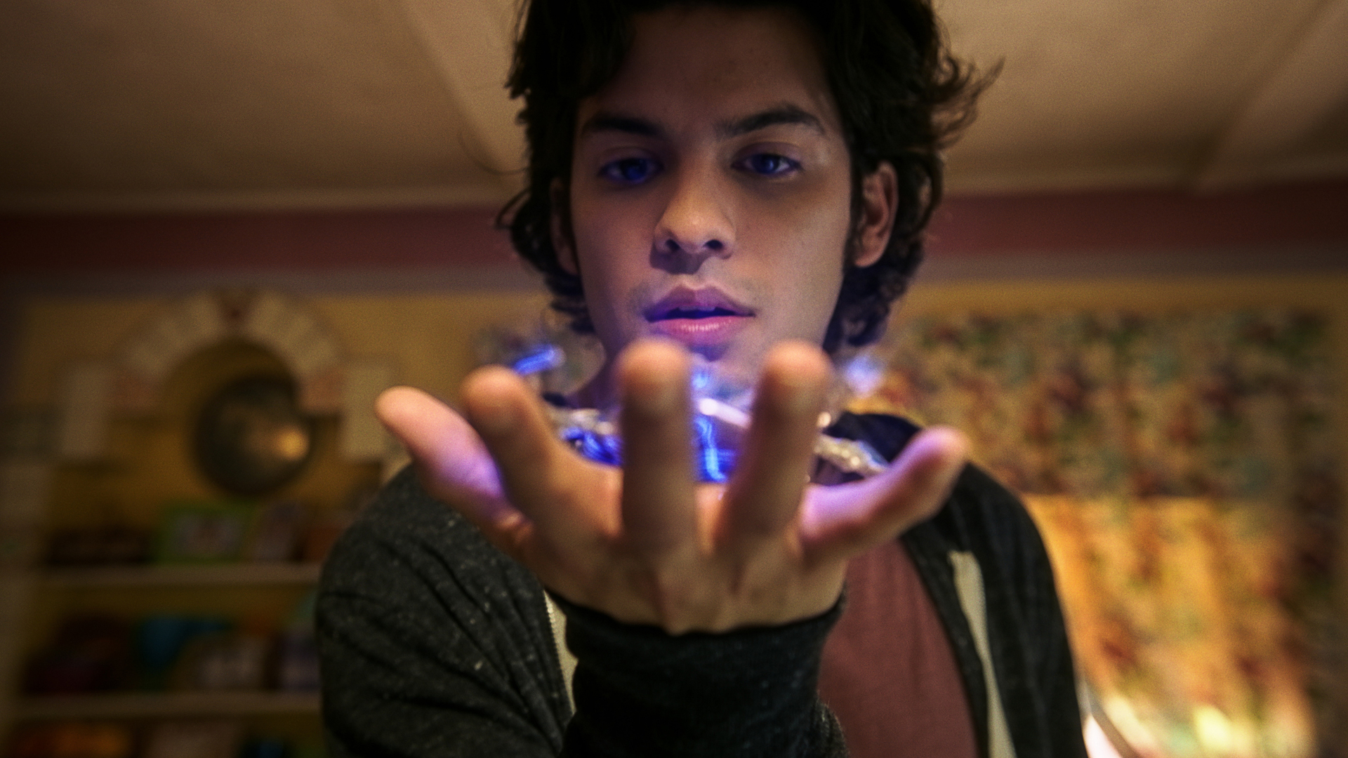 En esta imagen proporcionada por Warner Bros. Pictures, Xolo Maridueña en una escena de 'Blue Beetle'. (Warner Bros. Pictures vía AP)