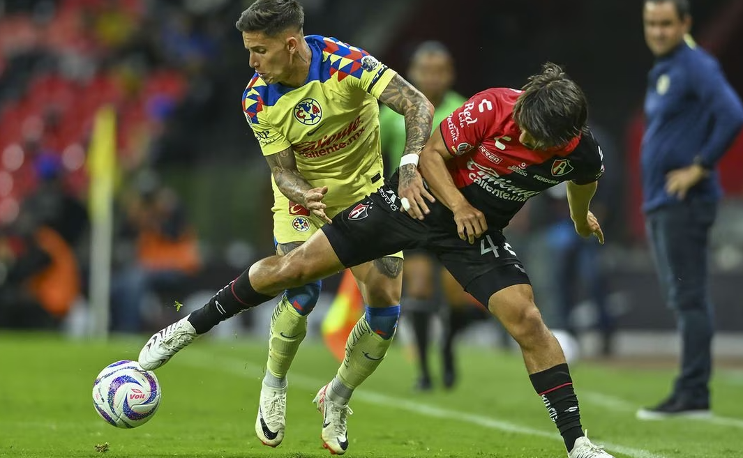 América y Atlas empatan en polémico partido en el Azteca