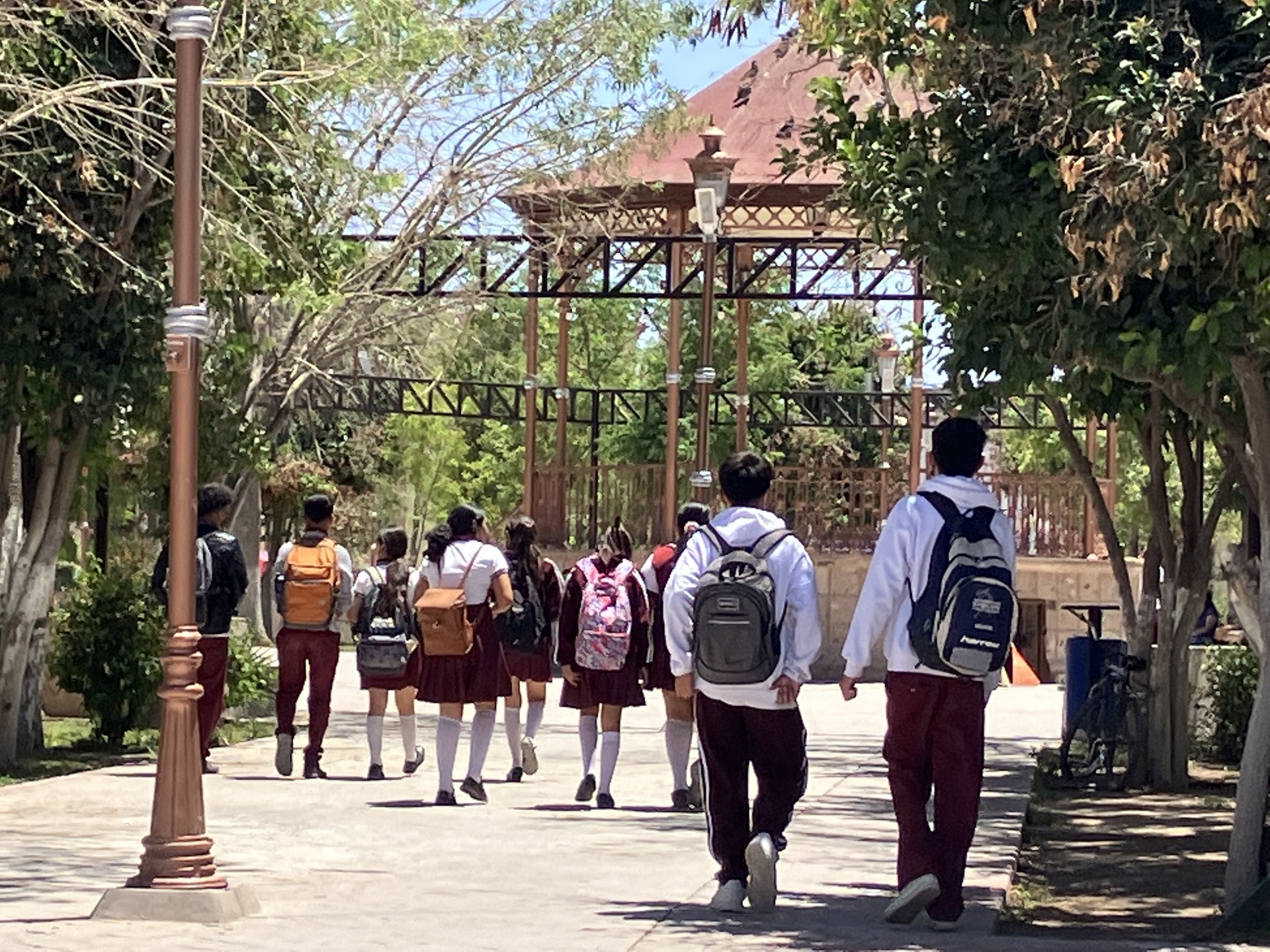 Este lunes el personal docente se reintegró a sus actividades para los preparativos del regreso a clases. (MARÍA DE JESÚS VÁZQUEZ)