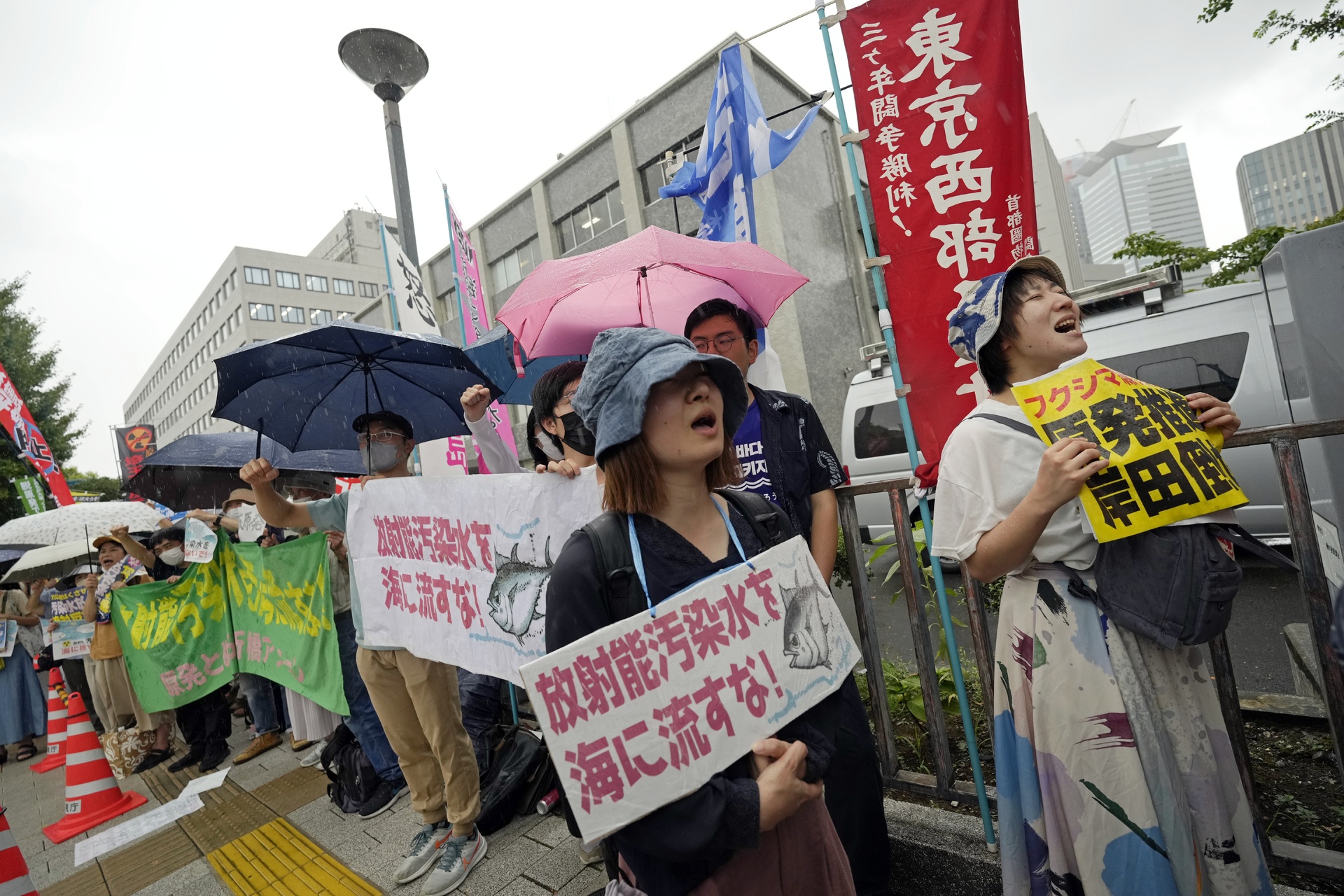 Protestan contra vertido de agua de Fukushima