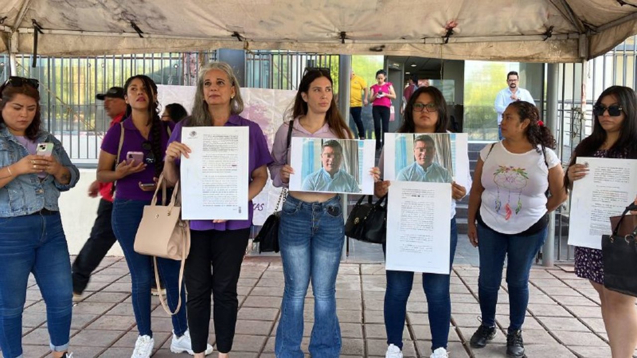 La colectiva se plantó ayer por la mañana, a las afueras del Palacio de Justicia de Gómez Palacio, en apoyo al caso de Carla. (EL SIGLO DE TORREÓN)