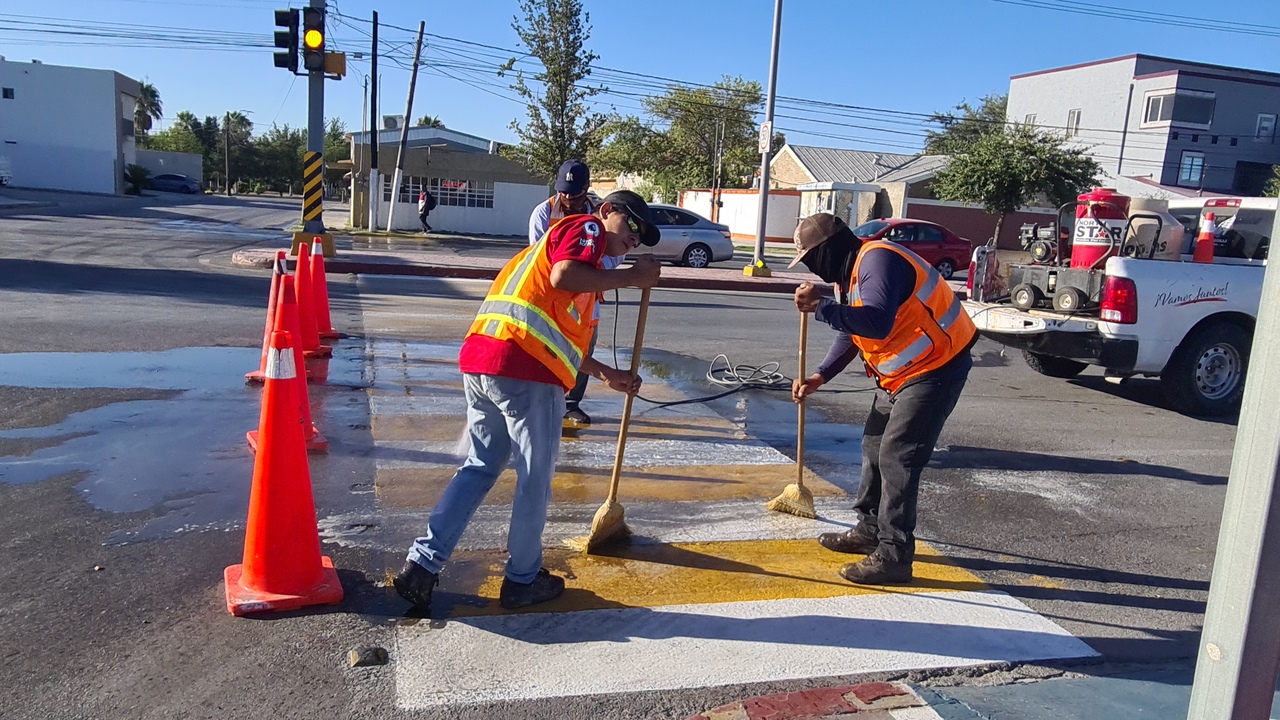 Se realizaron pruebas con pinturas para las señaléticas de vialidad que se colocan en la cinta asfáltica. (EL SIGLO DE TORREÓN)