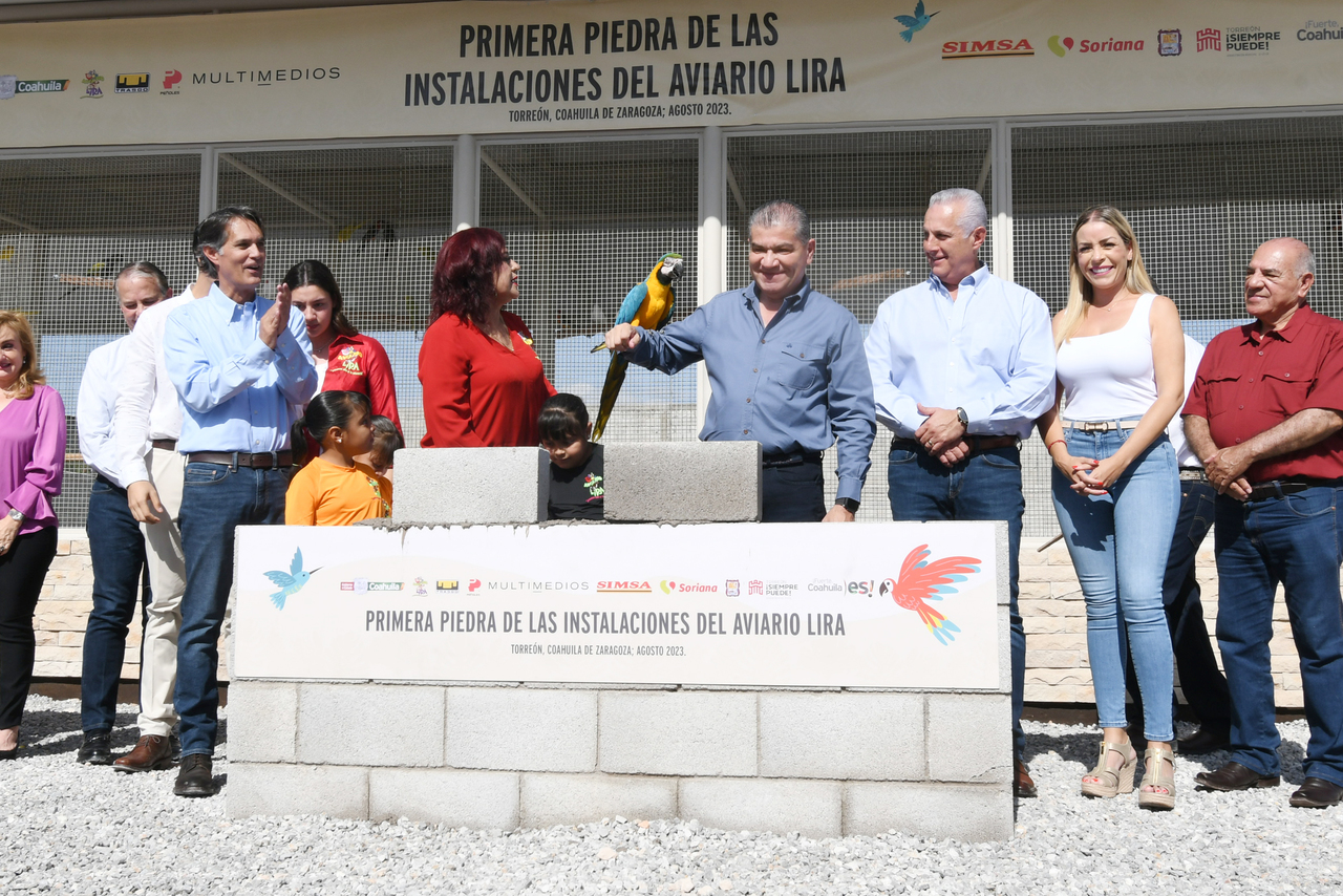 Autoridades estatales y municipales pusieron la primera piedra del Aviario Lira. (FERNANDO COMPEÁN)
