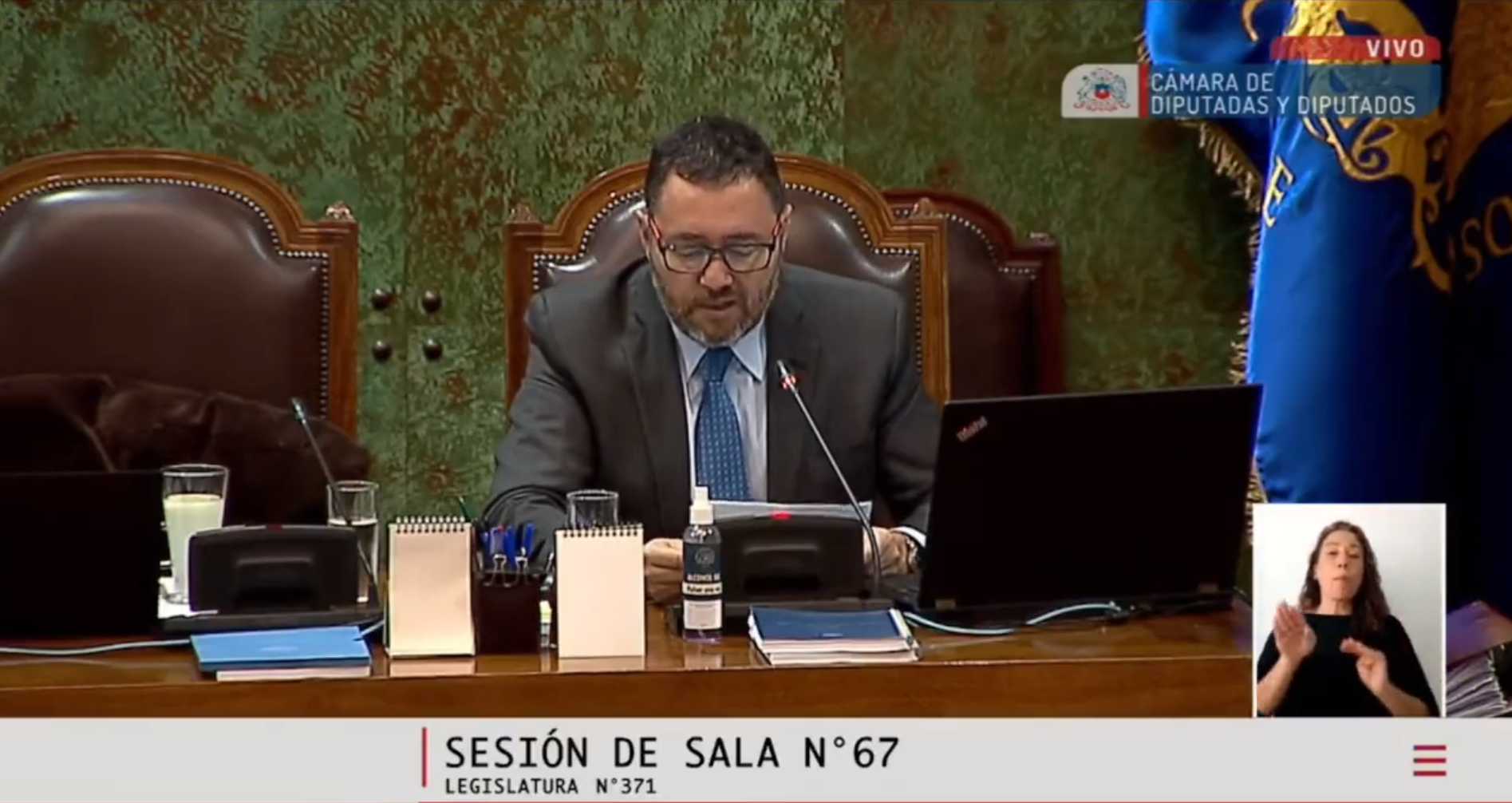 The Chilean Congress reads the resolution that declared the government of Salvador Allende “unconstitutional”