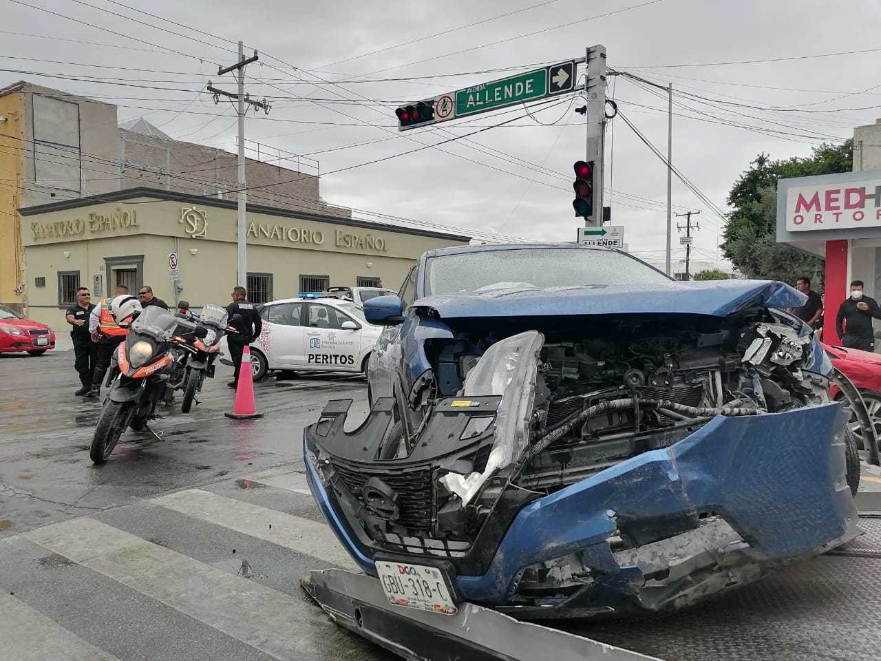 Una camioneta y un auto se impactaron en el Centro de Torreón; el vehículo además chocó contra dos unidades estacionadas.