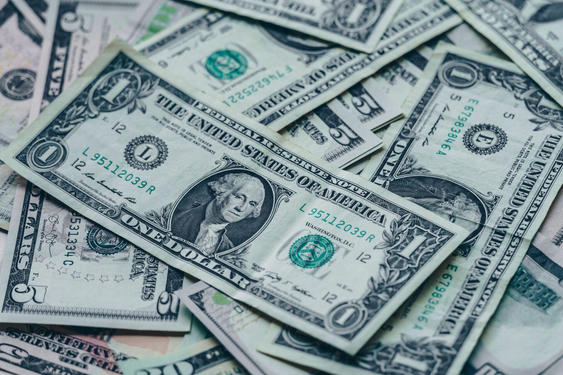 Un superávit de 6 mil 247 millones de dólares en el segundo trimestre del año se registró en la cuenta corriente de México.