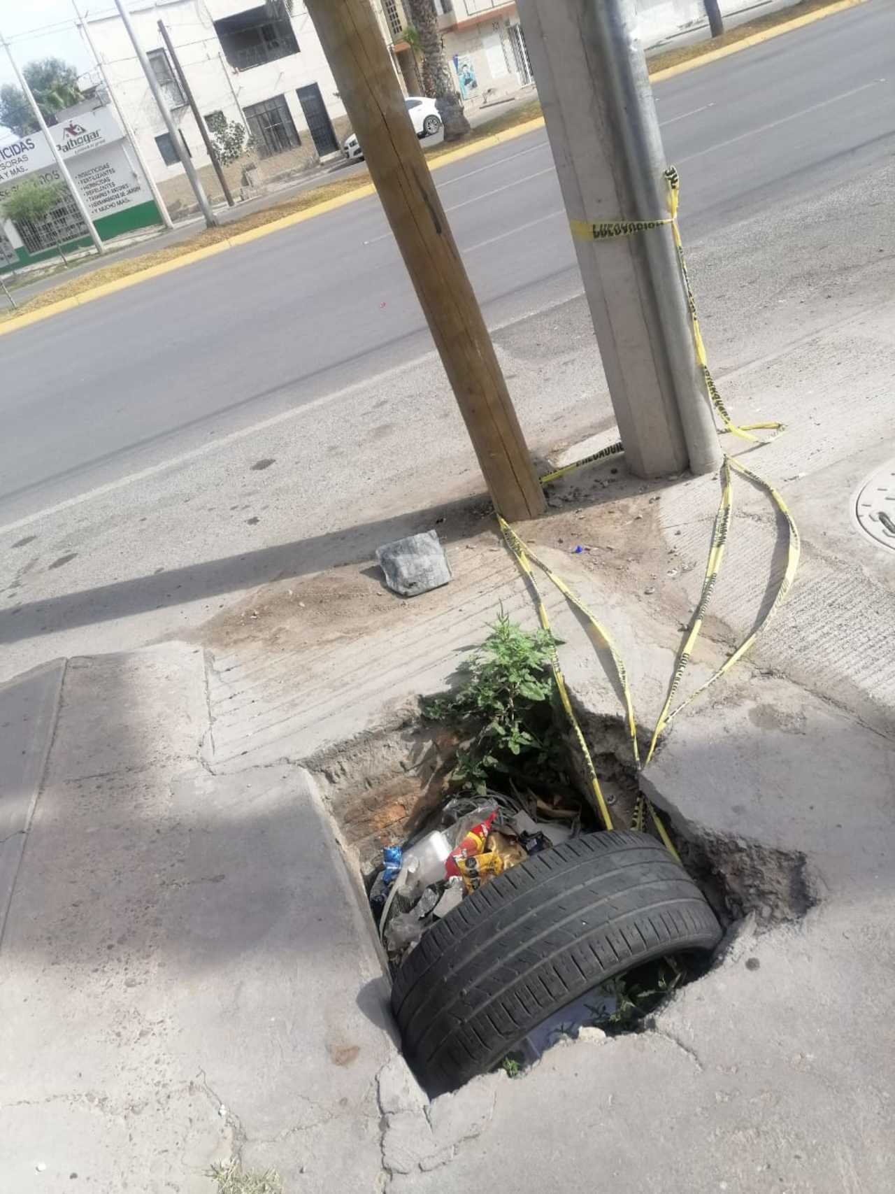 Registro sin tapa en el bulevar Independencia de Torreón, riesgo para peatones