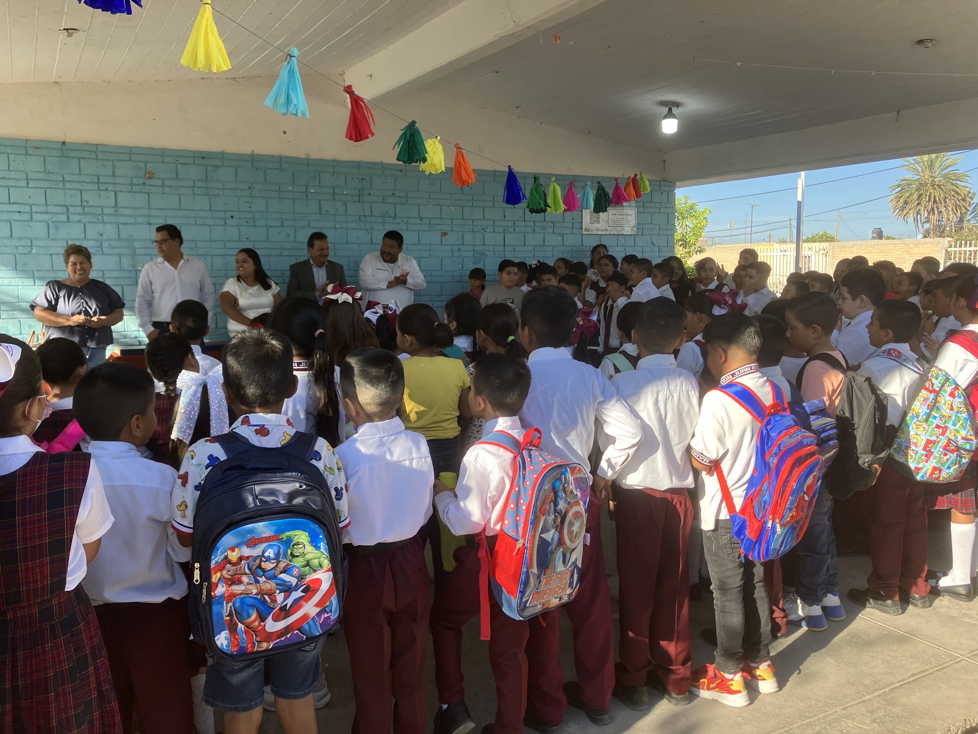 A los estudiantes de las comunidades rurales se les entregan uniformes y zapatos. (EL SIGLO DE TORREÓN)