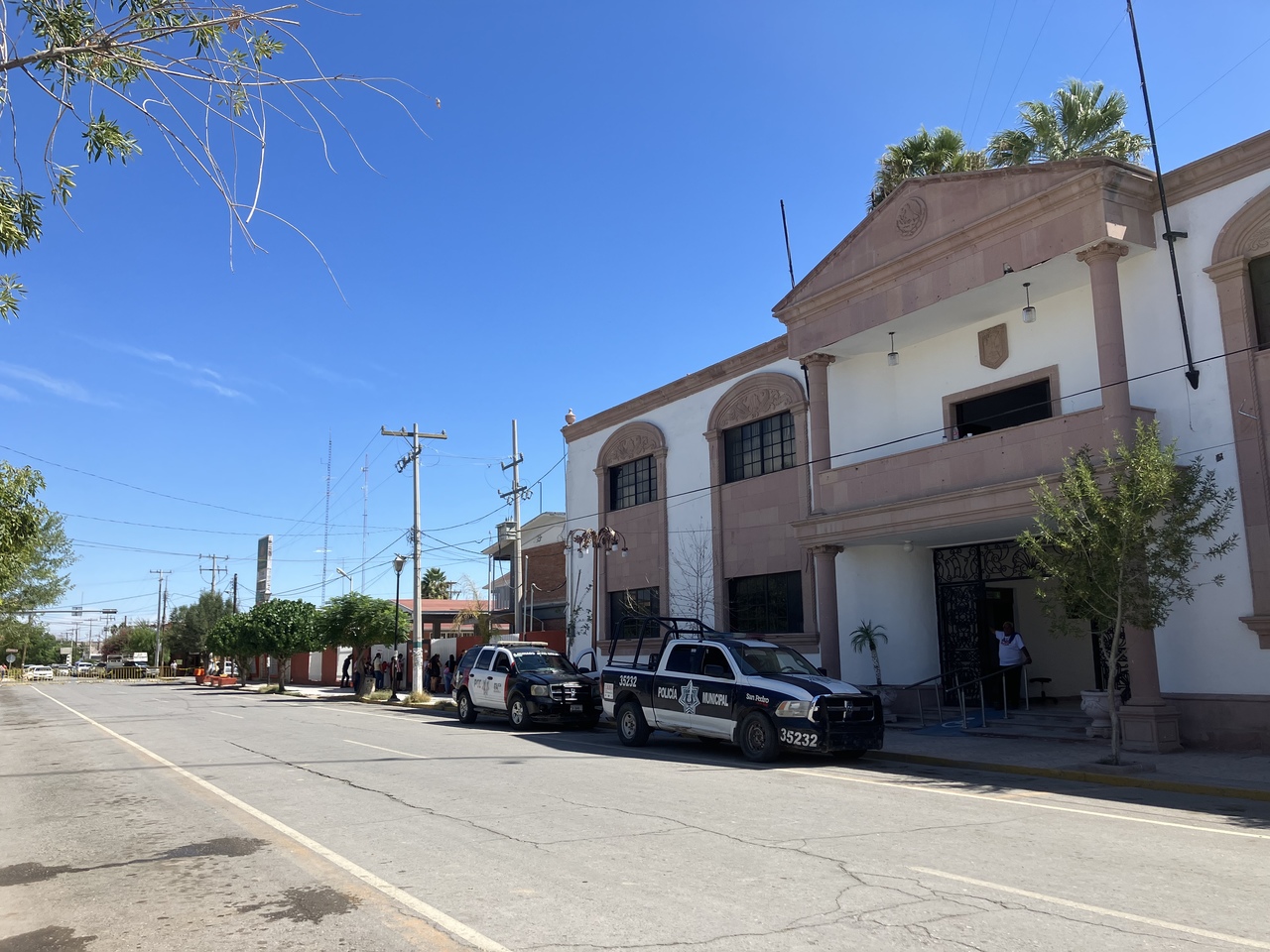 Todavía hay vigilancia al exterior de la Presidencia Municipal, incluso se colocaron vallas metálicas para restringir el acceso a la cuadra donde se ubica el edificio. (EL SIGLO DE TORREÓN)