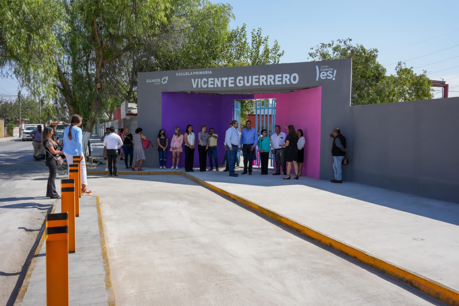 El alcalde realizó la entrega de una barda perimetral y adecuación de accesos en la Escuela Primaria “Vicente Guerrero”. (CORTESÍA)