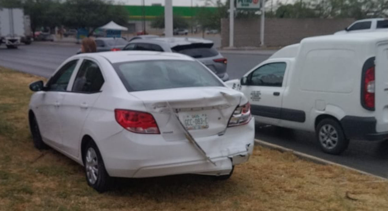 Ambos vehículos fueron retirados del lugar con la ayuda de una grúa y depositados en un corralón de la ciudad para su resguardo. (EL SIGLO DE TORREÓN) 