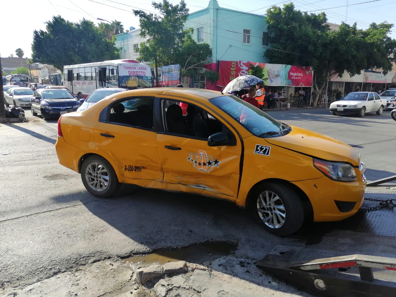 Taxi choca a automóvil en Centro de Torreón; deja una mujer lesionada