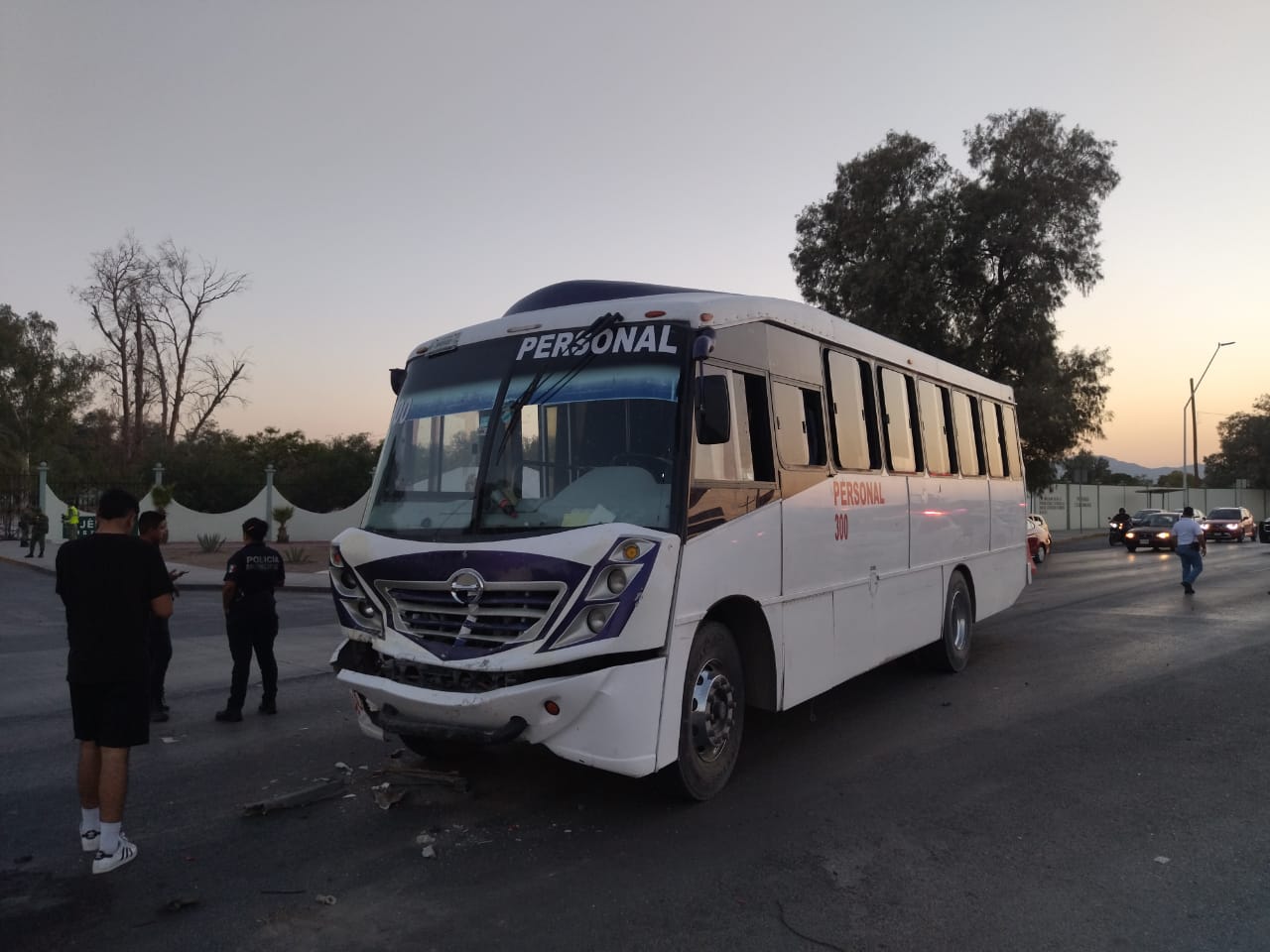 Camión de personal provoca choque carambola en la Torreón- Matamoros