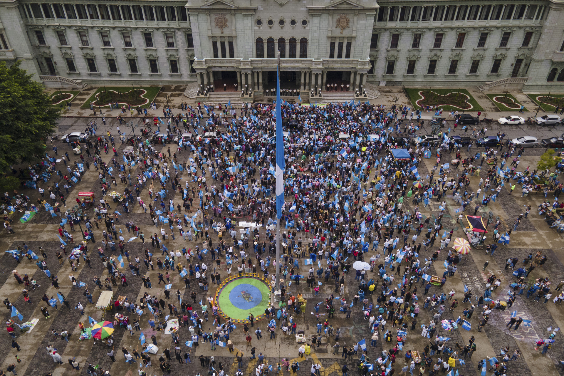 Hundreds demonstrate against the prosecutor in Guatemala for the process against Arévalo