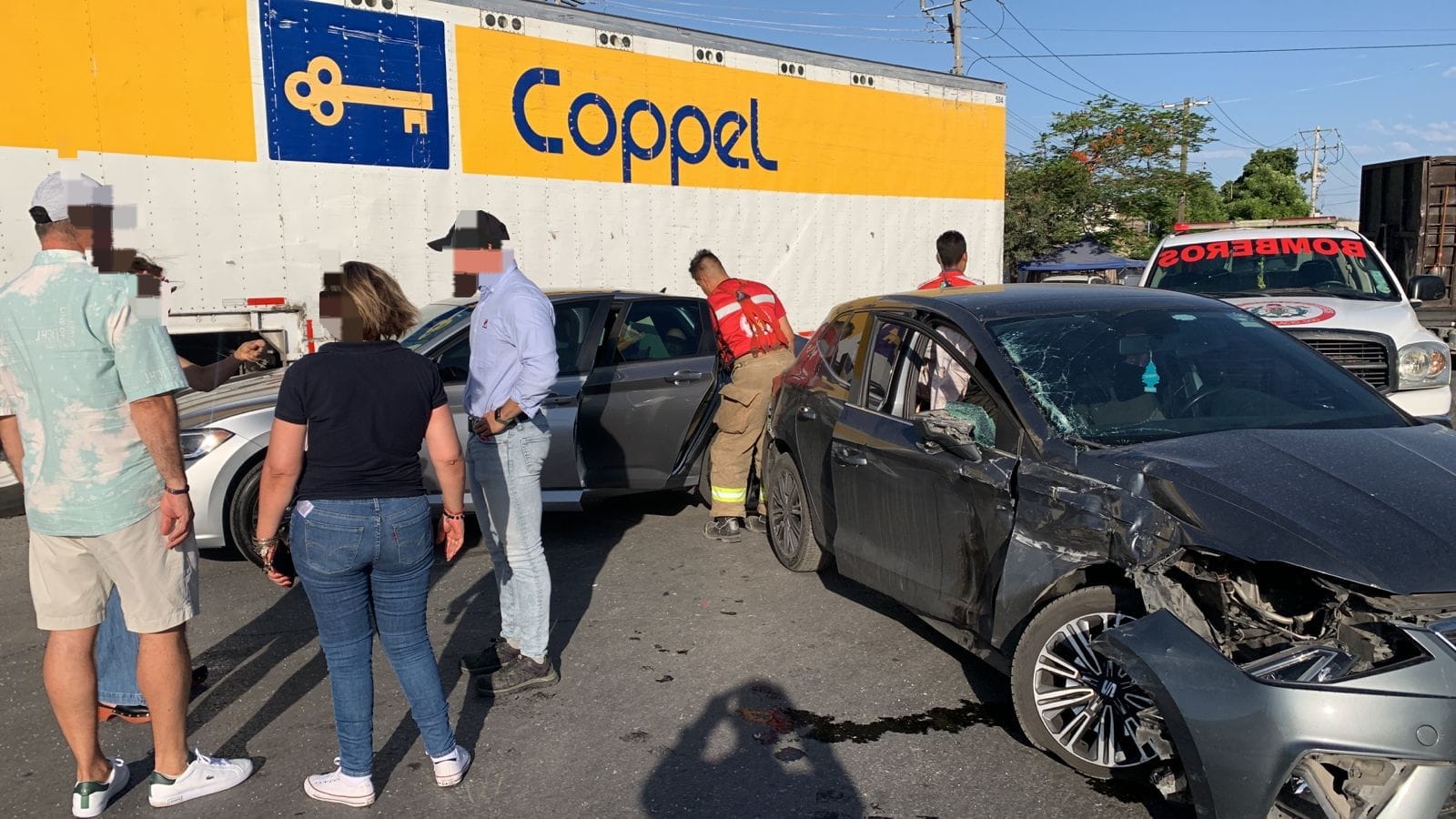 Se registró un accidente vial entre un tráiler y un vehículo particular en el Parque Industrial Carlos Herrera de la ciudad de Gómez Palacio.