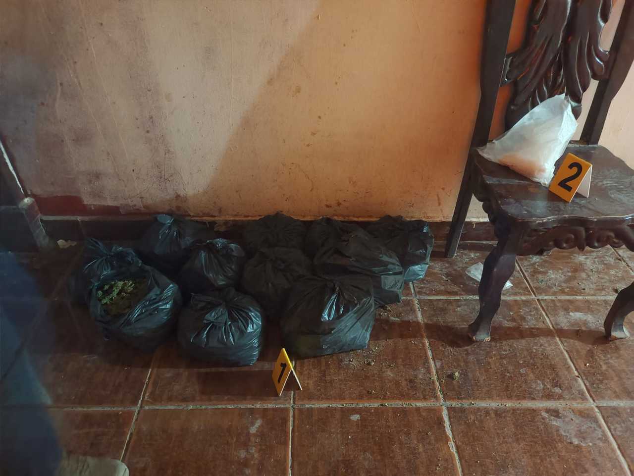 Los agentes aseguraron en el predio 15 kilogramos de hierba verde y seca con las características de la droga conocida como marihuana y 250 gramos de metanfetaminas.